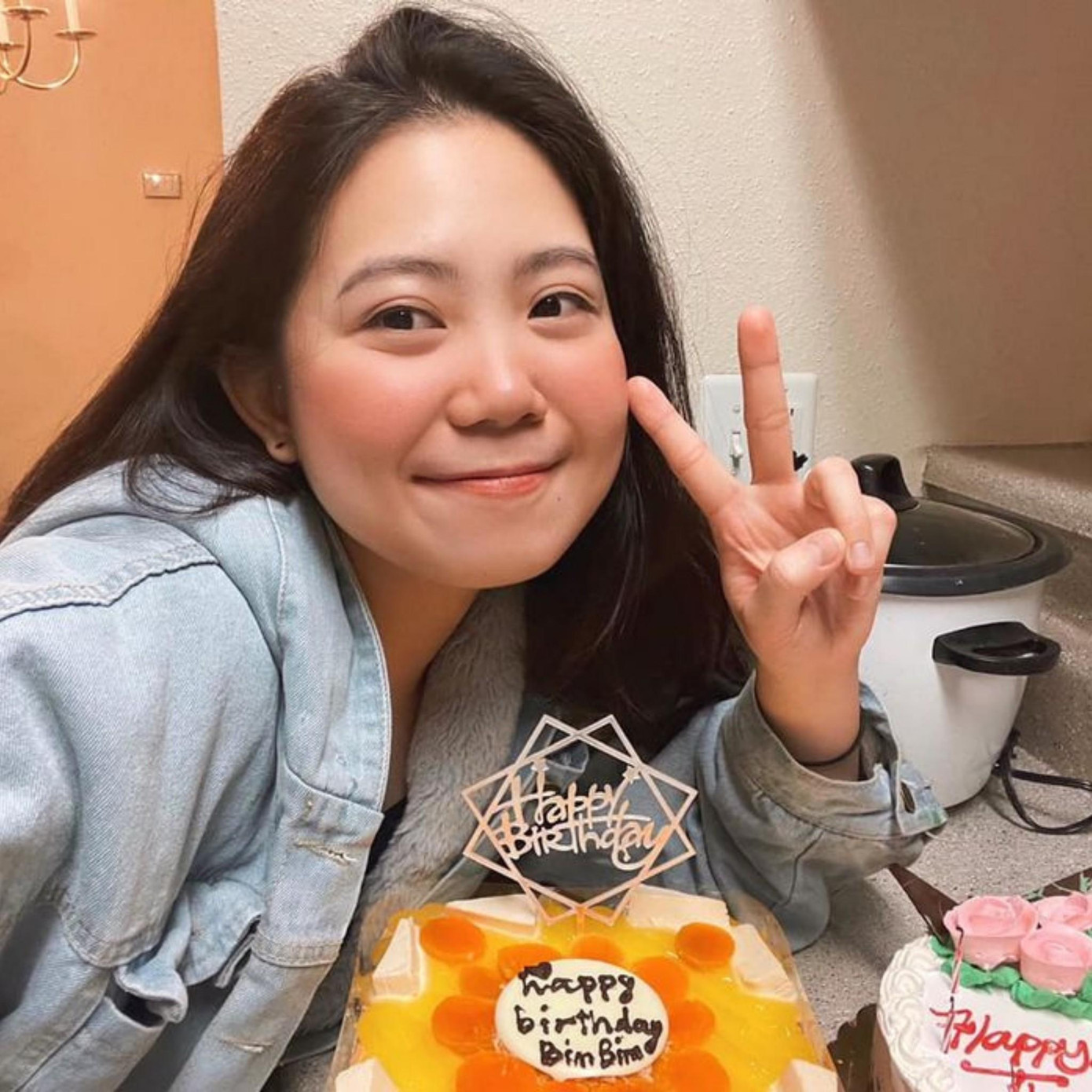 Không chỉ tài năng, Mạch Khanh còn sở hữu vẻ ngoài xinh đẹp và giọng nói đáng yêu, đó là lý do kênh YouTube của cô nàng nhận về rất nhiều lượt yêu thích. Nguồn: FBNV. Không chỉ tài năng, Mạch Khanh còn sở hữu vẻ ngoài xinh đẹp và giọng nói đáng yêu, đó là lý do kênh YouTube của cô nàng nhận về rất nhiều lượt yêu thích. Nguồn: FBNV.