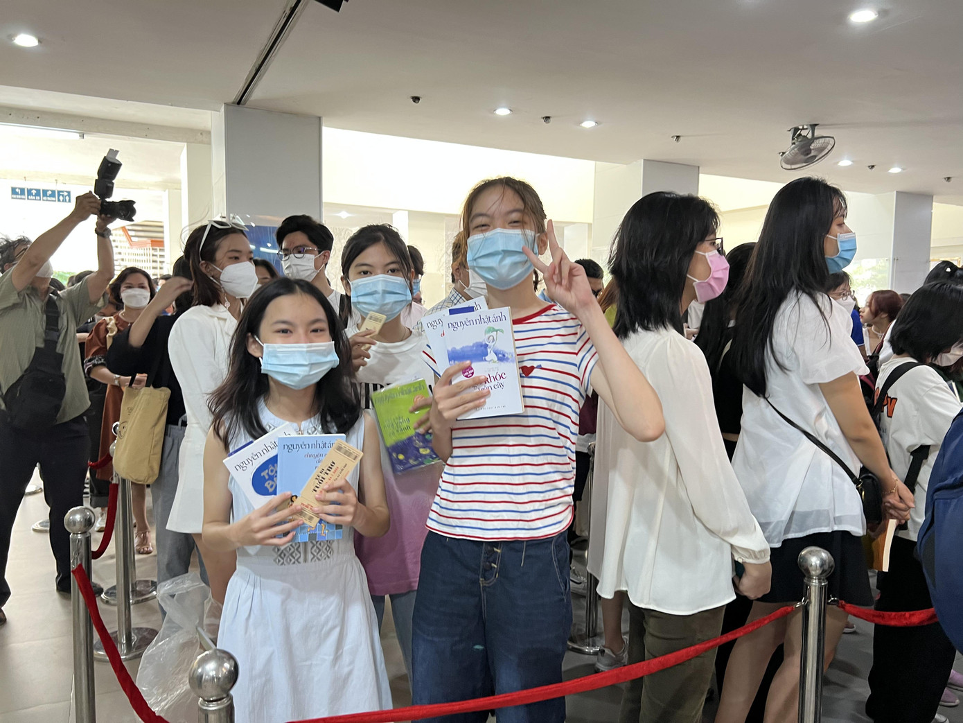 Nhiều bạn đến từ sớm để chờ được nhà văn Nguyễn Nhật Ánh ký tặng sách. Ảnh: Minh Đăng Nhiều bạn đến từ sớm để chờ được nhà văn Nguyễn Nhật Ánh ký tặng sách. Ảnh: Minh Đăng