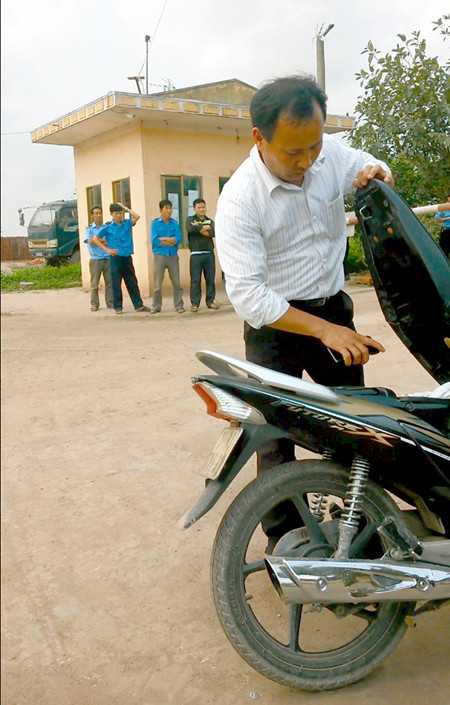 Giật điện thoại của phóng viên, thách thức công an tỉnh ảnh 1