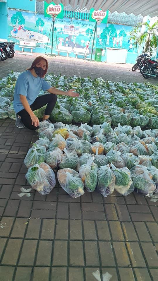 Hoài Phương ngồi chia rau thành từng túi. Hoài Phương ngồi chia rau thành từng túi.