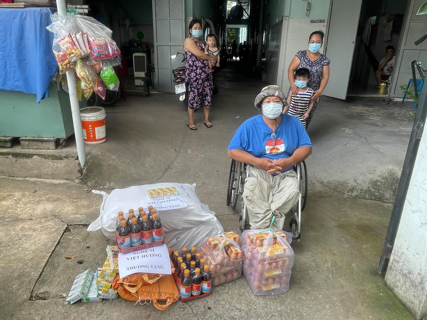 Gia đình Việt Hương đã liên tục tổ chức tặng quà cho người nghèo kể từ khi TP.HCM thực hiện giãn cách xã hội. Gia đình Việt Hương đã liên tục tổ chức tặng quà cho người nghèo kể từ khi TP.HCM thực hiện giãn cách xã hội.