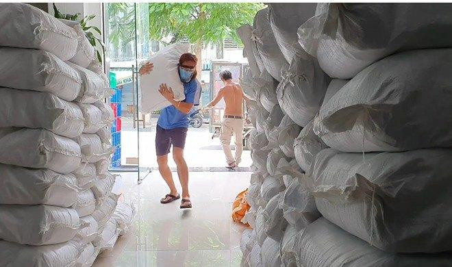 Và cùng một người khác vác 3 tấn gạo. Và cùng một người khác vác 3 tấn gạo.