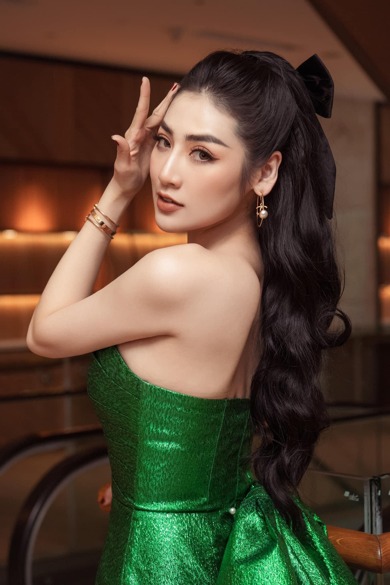 Mặc dù đã kết hôn và có một cậu con trai nhưng dường như nhan sắc của người đẹp đã bị thời gian bỏ quên. Mặc dù đã kết hôn và có một cậu con trai nhưng dường như nhan sắc của người đẹp đã bị thời gian bỏ quên.