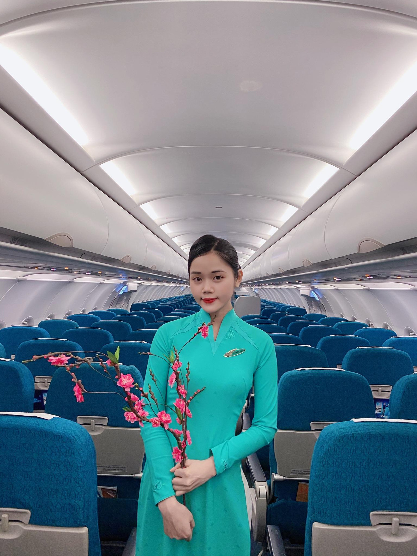 Nhan sắc xinh đẹp và dịu dàng của cô trong bộ đồng phục tiếp viên hàng không nhận được nhiều lời khen ngợi của khán giả.