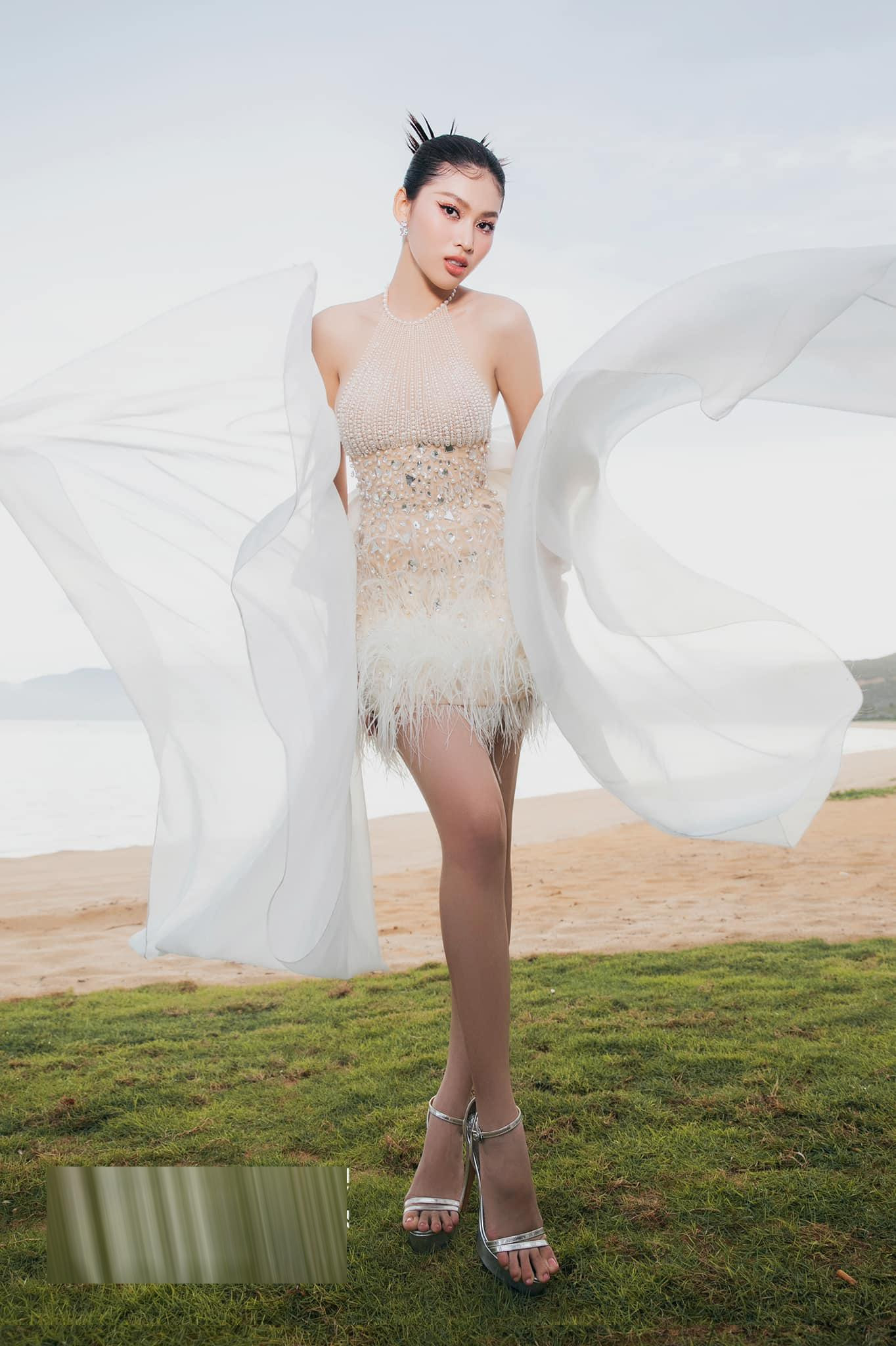 Thiết kế lộng lẫy và bay bổng giúp Á hậu Việt Nam 2020 khoe trọn đôi chân dài 1m11 thẳng tắp vô cùng sexy.