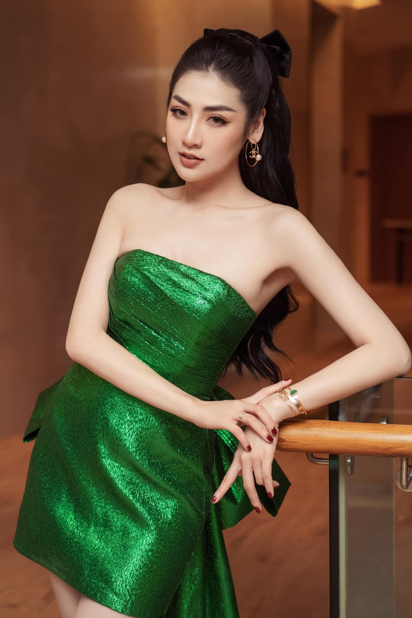 Người đẹp gốc Hà thành khoe nhan sắc cực kỳ kiêu sa và lộng lẫy. Người đẹp gốc Hà thành khoe nhan sắc cực kỳ kiêu sa và lộng lẫy.