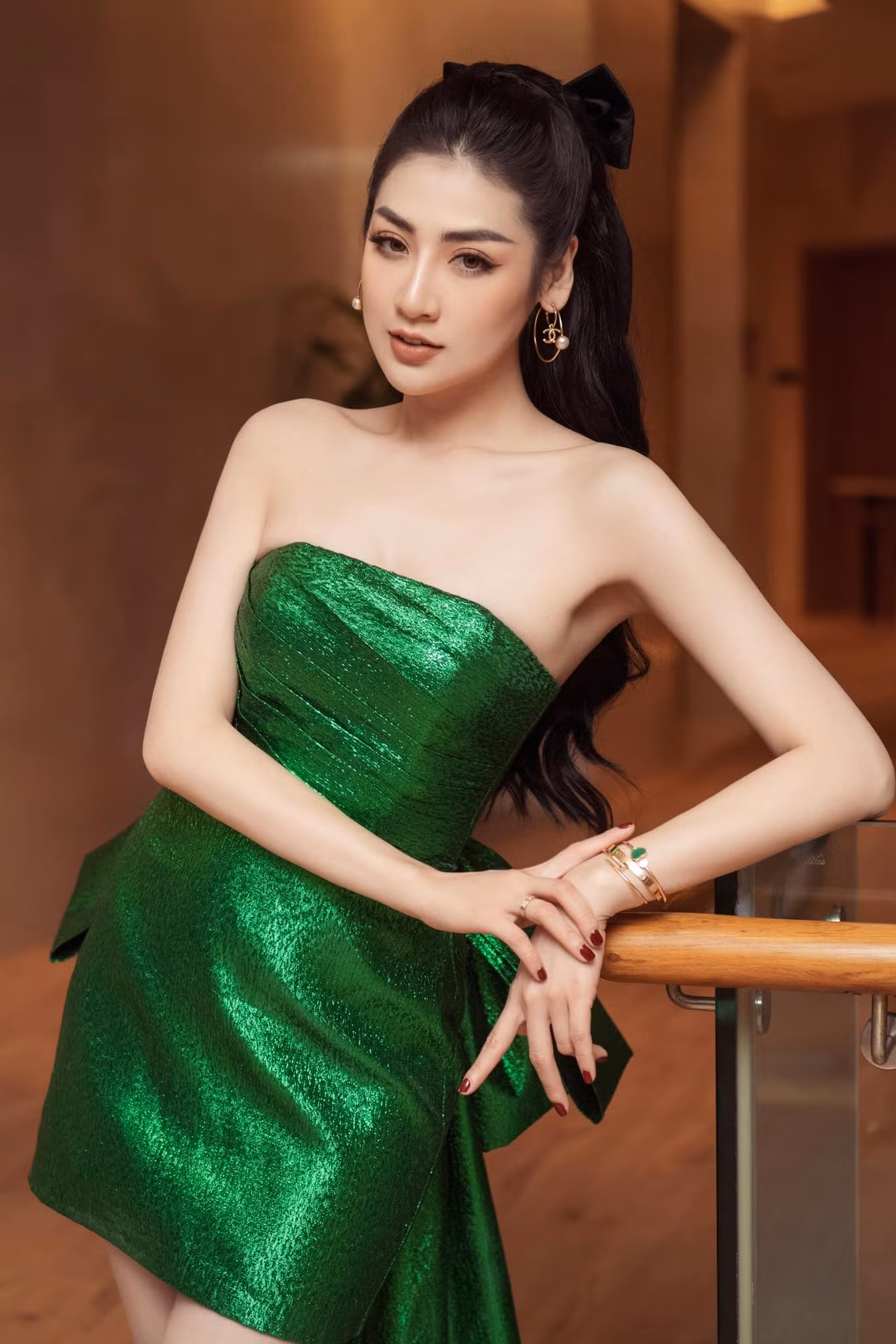 Người đẹp gốc Hà thành khoe nhan sắc cực kỳ kiêu sa và lộng lẫy. Người đẹp gốc Hà thành khoe nhan sắc cực kỳ kiêu sa và lộng lẫy.