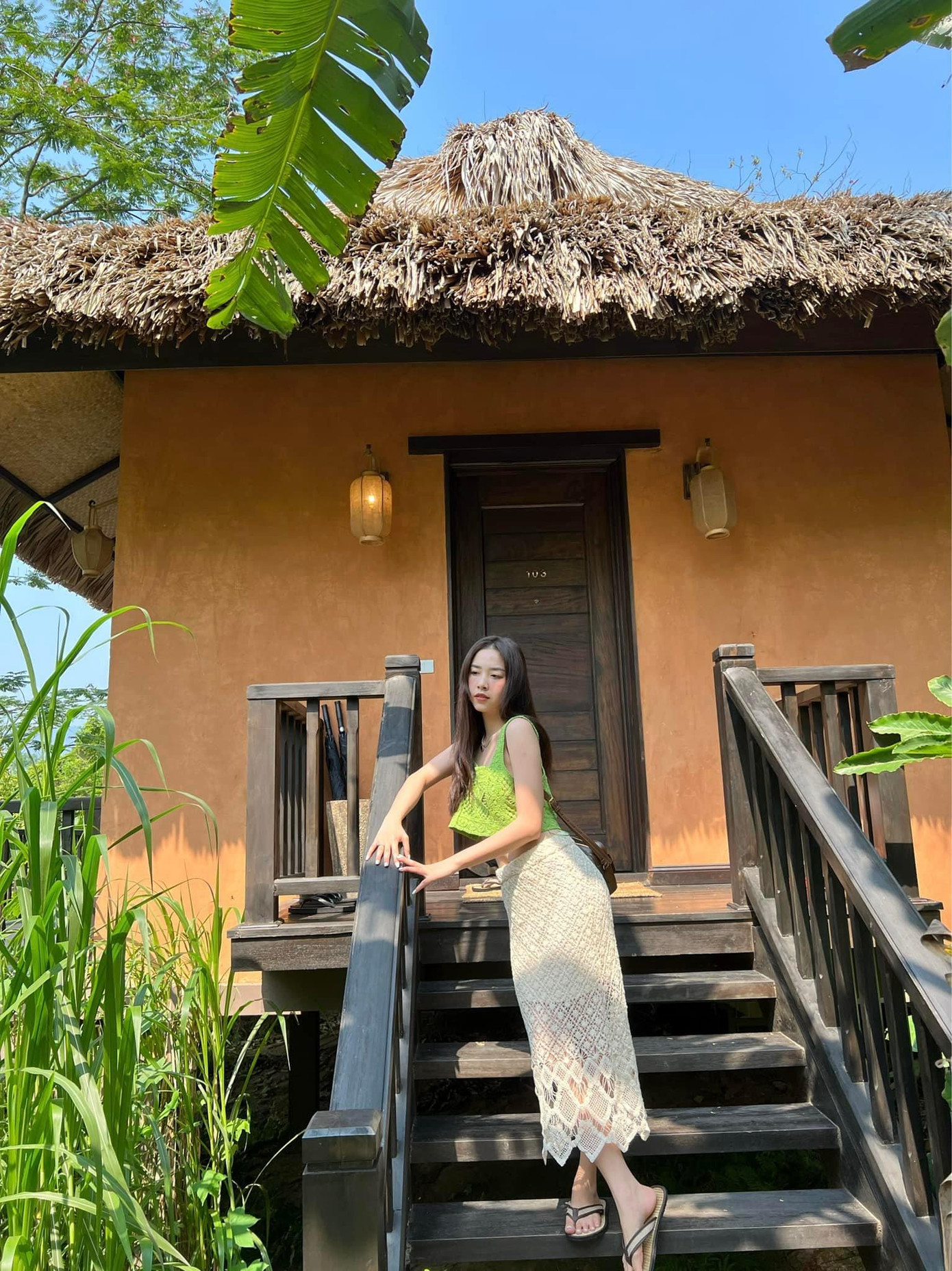 Á hậu Thuý An khoe dáng xinh đẹp, duyên dáng với set đồ ren thanh lịch.