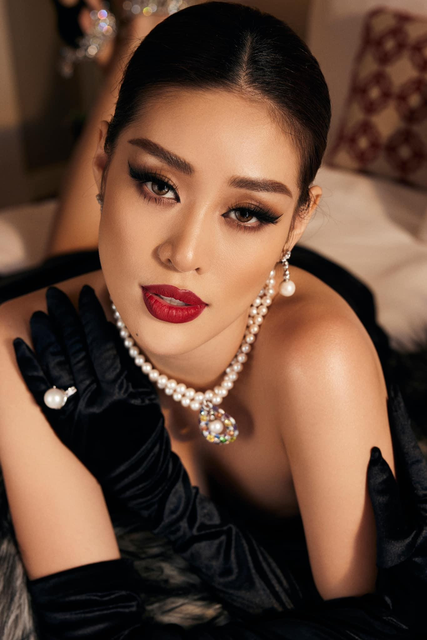 Hoa hậu Khánh Vân hoá quý cô cổ điển với gam màu đen huyền bí. Hoa hậu Khánh Vân hoá quý cô cổ điển với gam màu đen huyền bí.