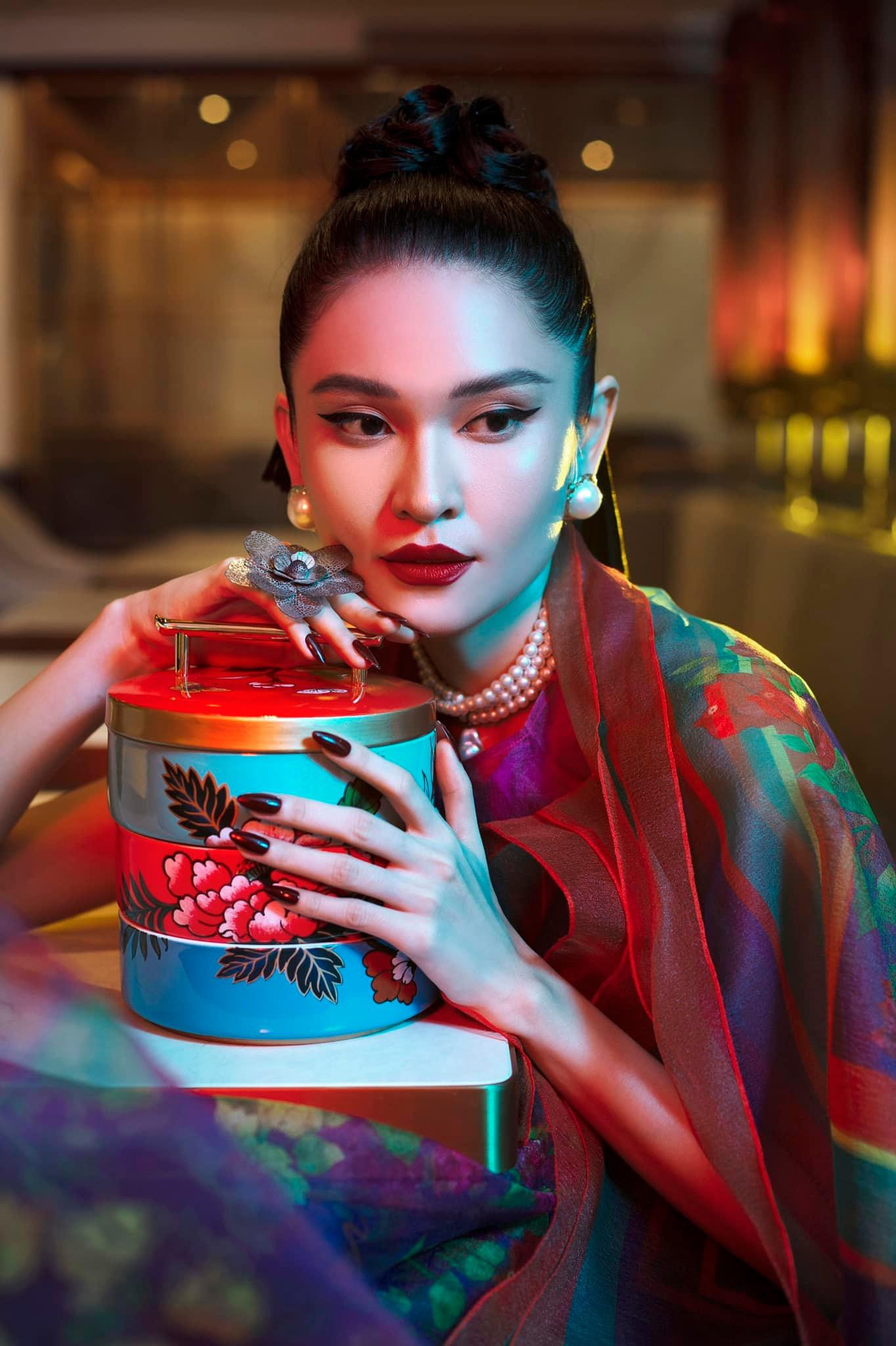 Á hậu Thuỳ Dung hoá quý cô cổ điển sang trọng với trang phục rực rỡ sắc màu.