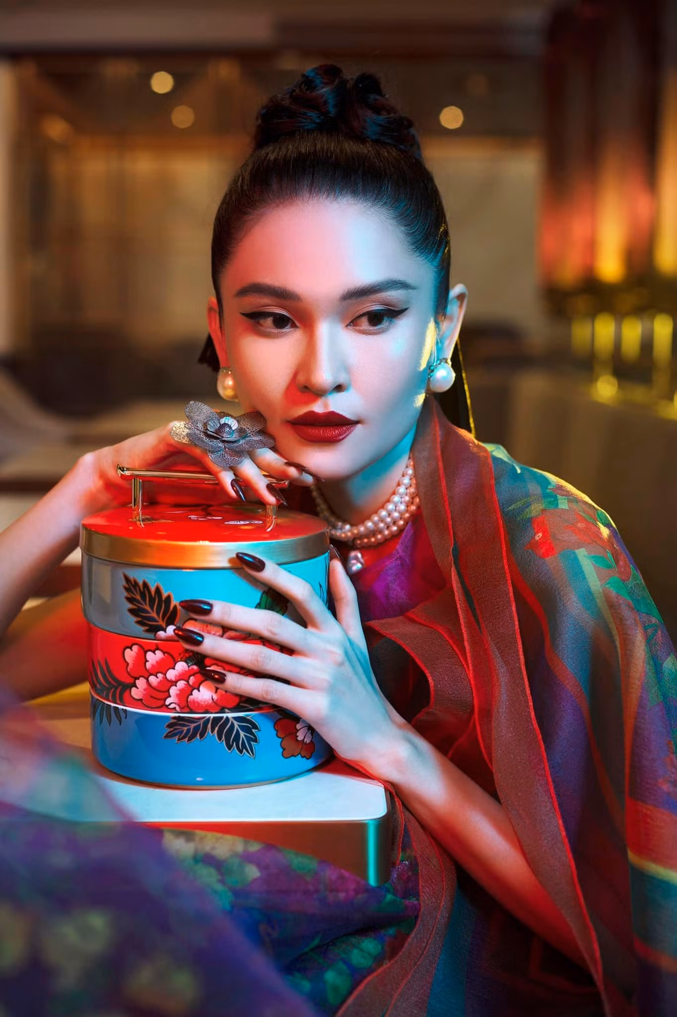 Á hậu Thuỳ Dung hoá quý cô cổ điển sang trọng với trang phục rực rỡ sắc màu. Á hậu Thuỳ Dung hoá quý cô cổ điển sang trọng với trang phục rực rỡ sắc màu.