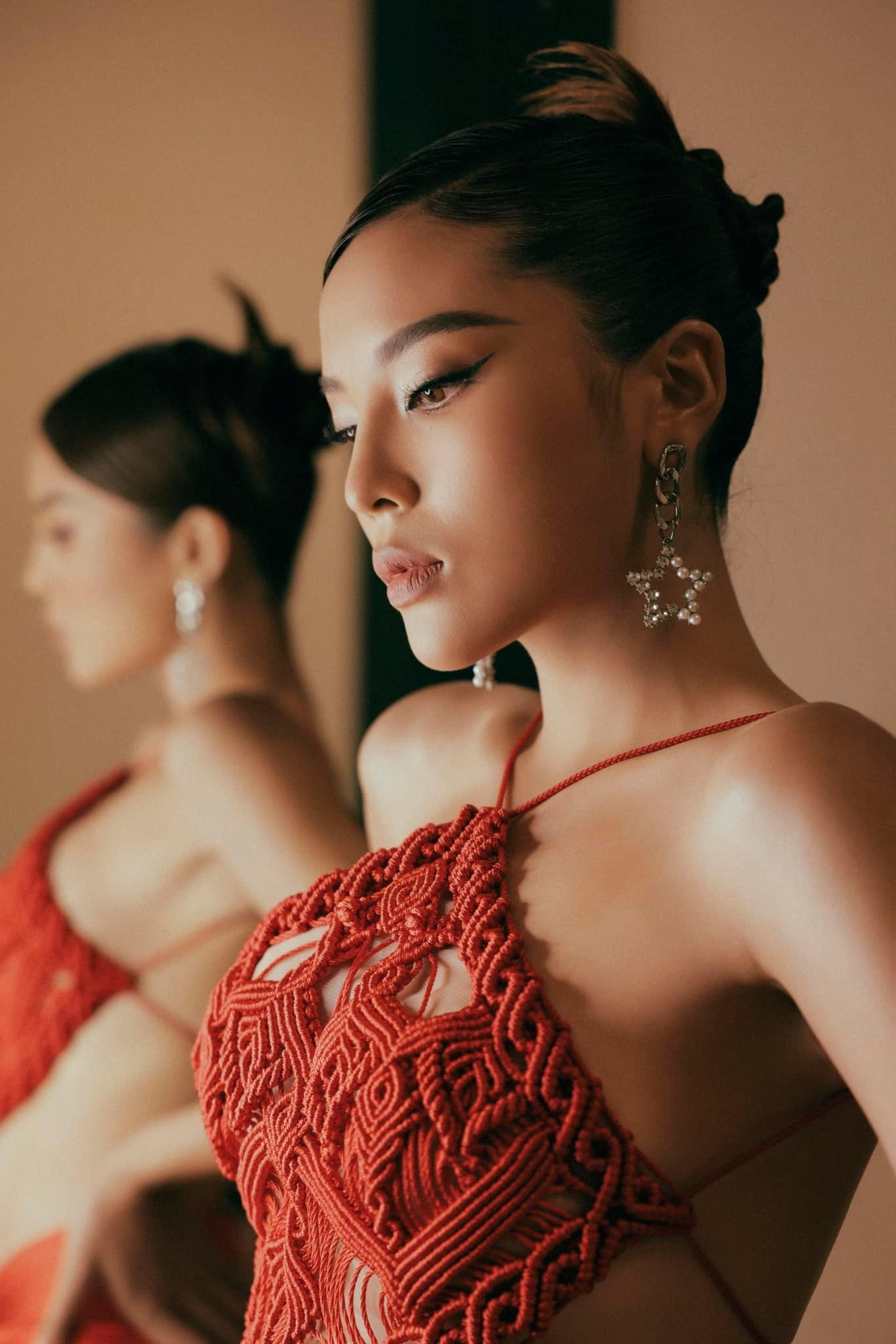 Hoa hậu Kỳ Duyên kiêu kỳ và sexy khi diện áo yếm có thiết kế táo bạo.