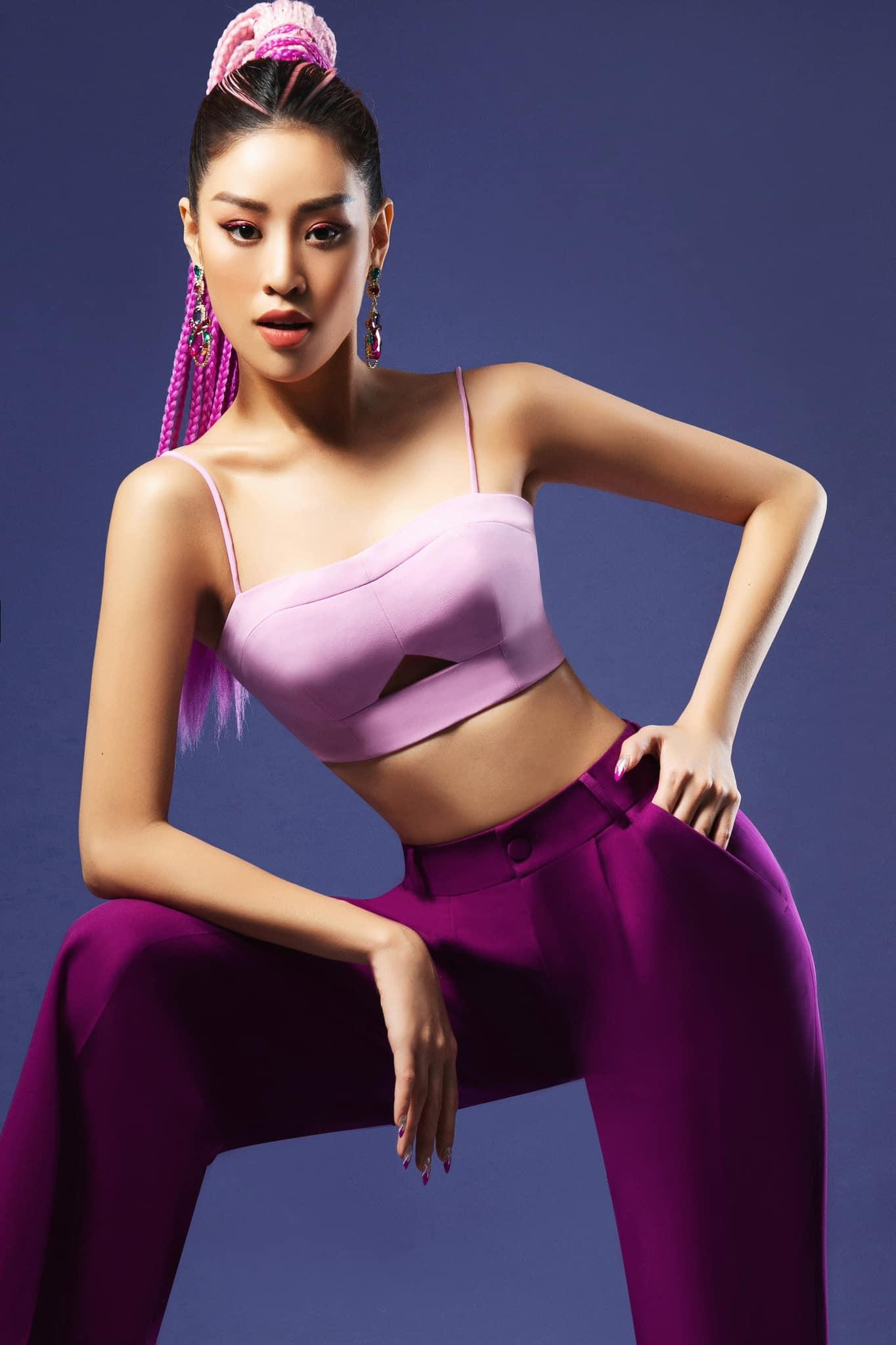 Hoa hậu Khánh Vân diện áo crop-top khoe vòng eo thon quyến rũ.
