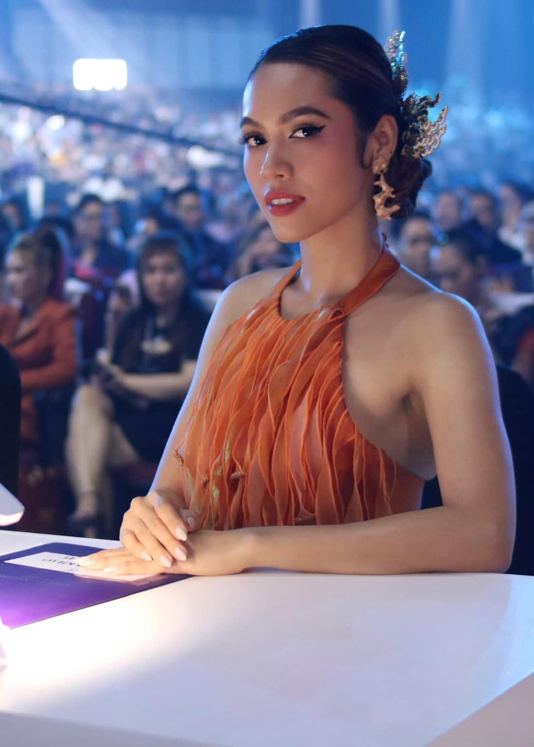 Người đẹp sử dụng cách búi tóc và những phụ kiện trâm cài cầu kỳ, lộng lẫy tựa như một mỹ nhân trong phim cổ trang.