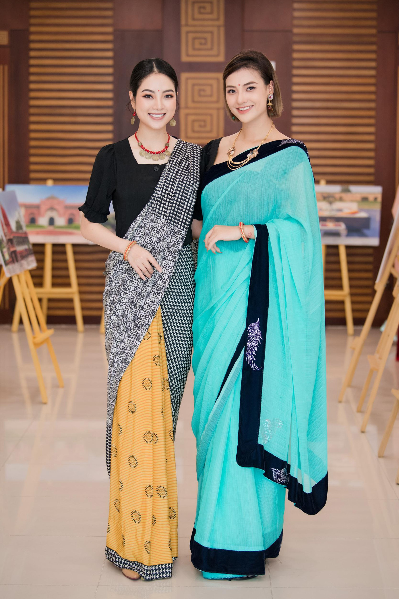 Hoa hậu dân tộc Ngọc Anh và người mẫu Hồng Quế trình diễn trong sự kiện.