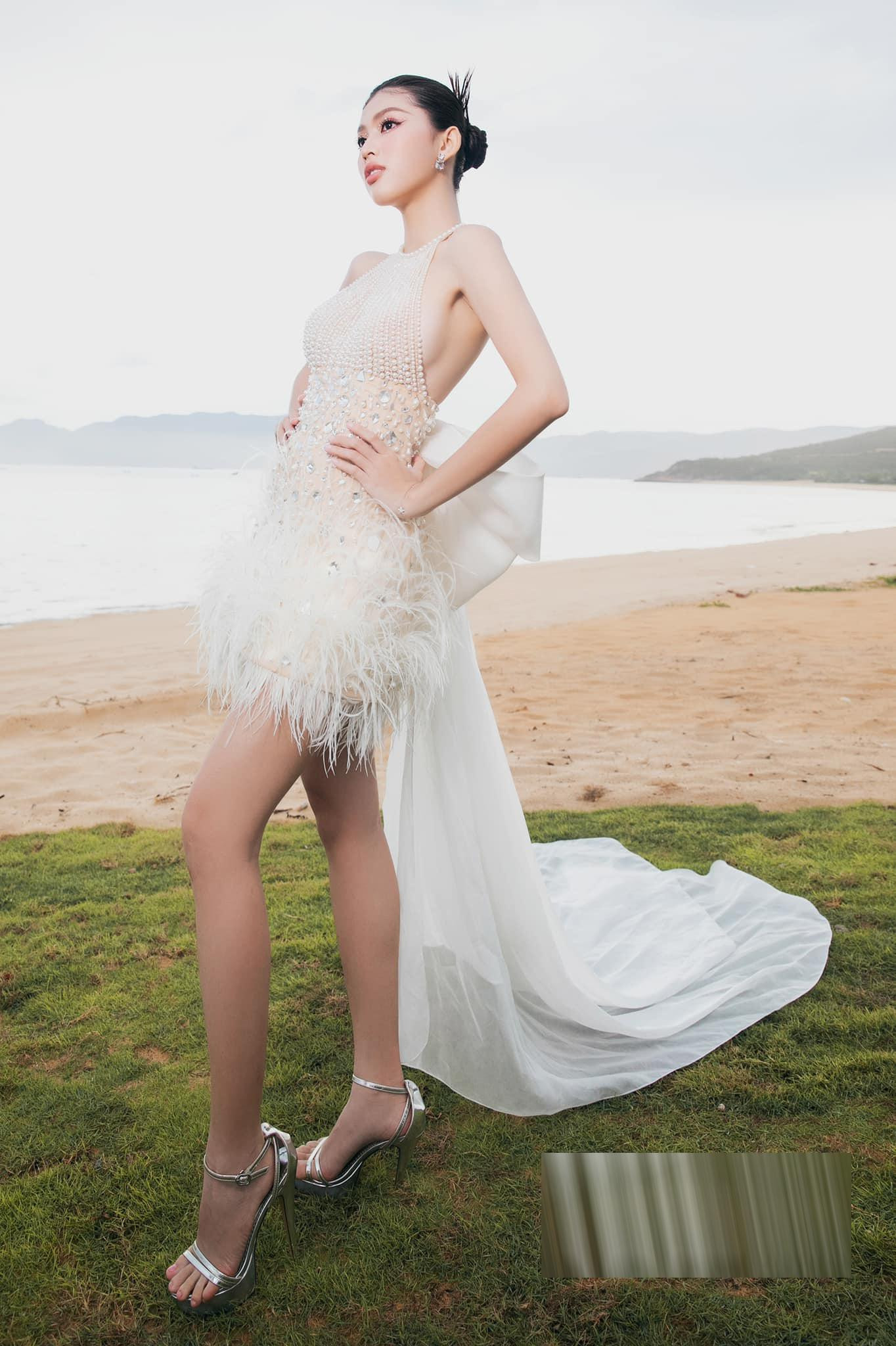 Mới đây, khi tham dự sự kiện Vietnam Beauty Fashion Fest nằm trong khuôn khổ cuộc thi Miss World Vietnam 2022 tổ chức ở Quy Nhơn, Á hậu Ngọc Thảo khoe nhan sắc xinh đẹp và quyến rũ với bộ váy trắng đính lông vũ cầu kỳ.