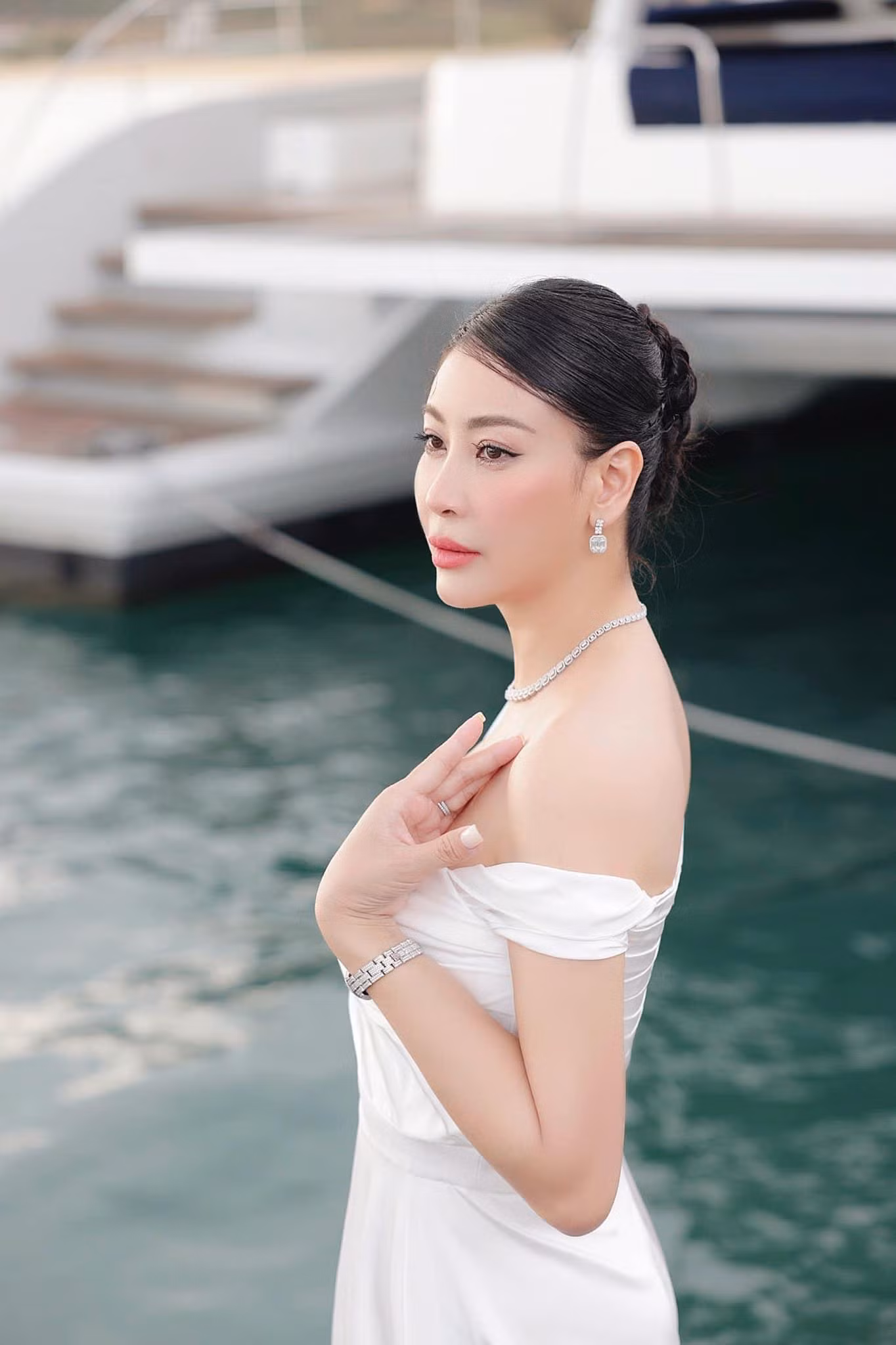 Hoa hậu Hà Kiều Anh diện váy trễ vai màu trắng quyến rũ, sang trọng. Hoa hậu Hà Kiều Anh diện váy trễ vai màu trắng quyến rũ, sang trọng.