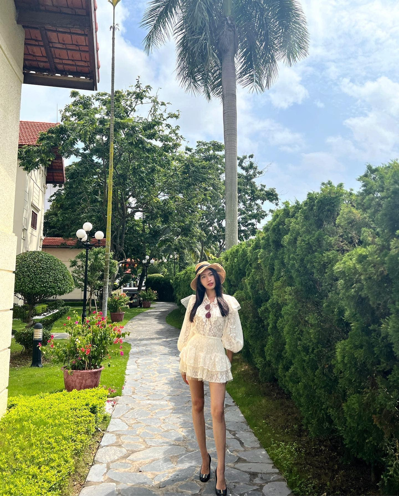 Người đẹp tài năng HHVN 2020 Doãn Hải My mặc váy ren trắng khoe chân dài quyến rũ.