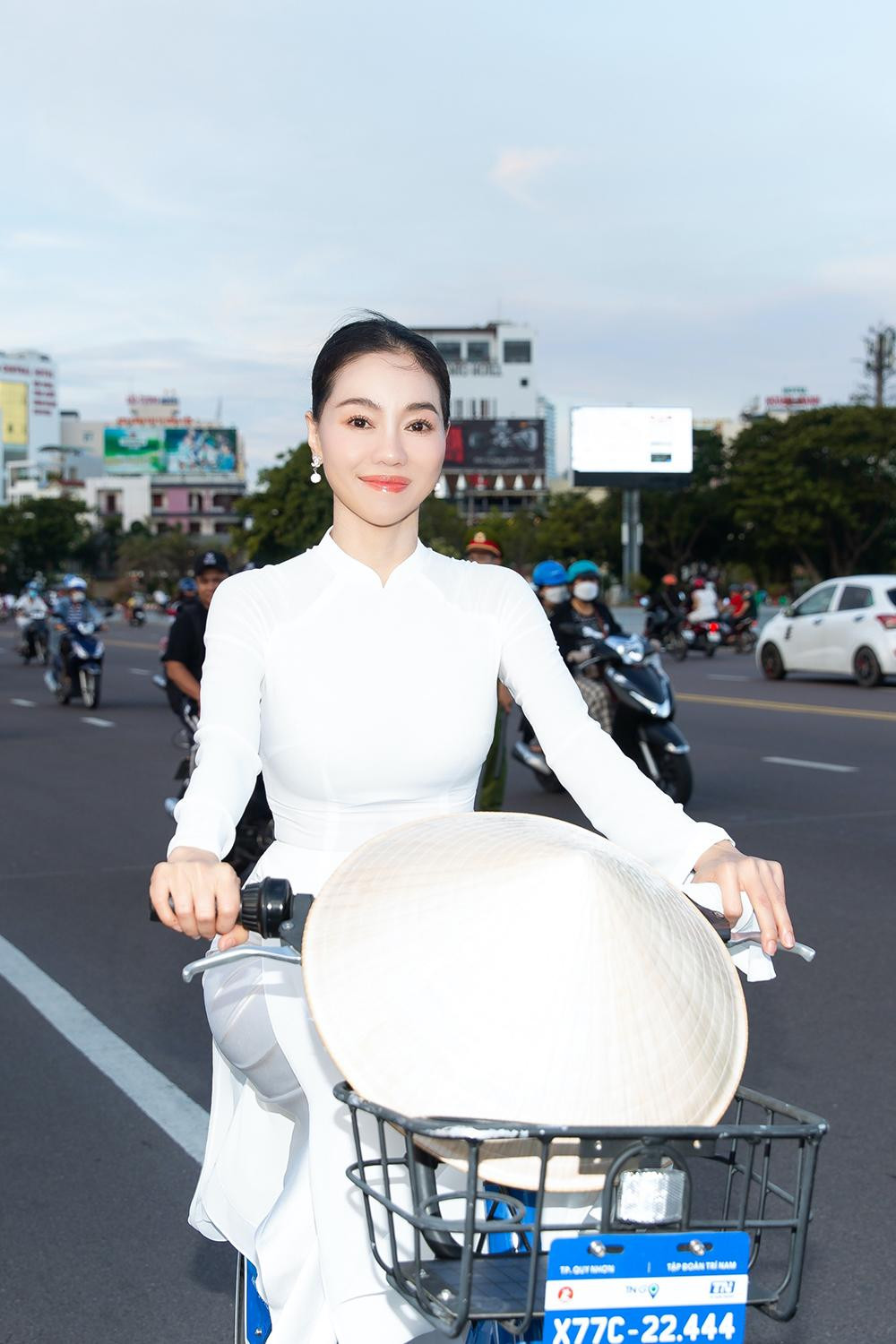 Bà Phạm Kim Dung - chủ tịch Miss World Vietnam cũng đạp xe cùng các thí sinh.