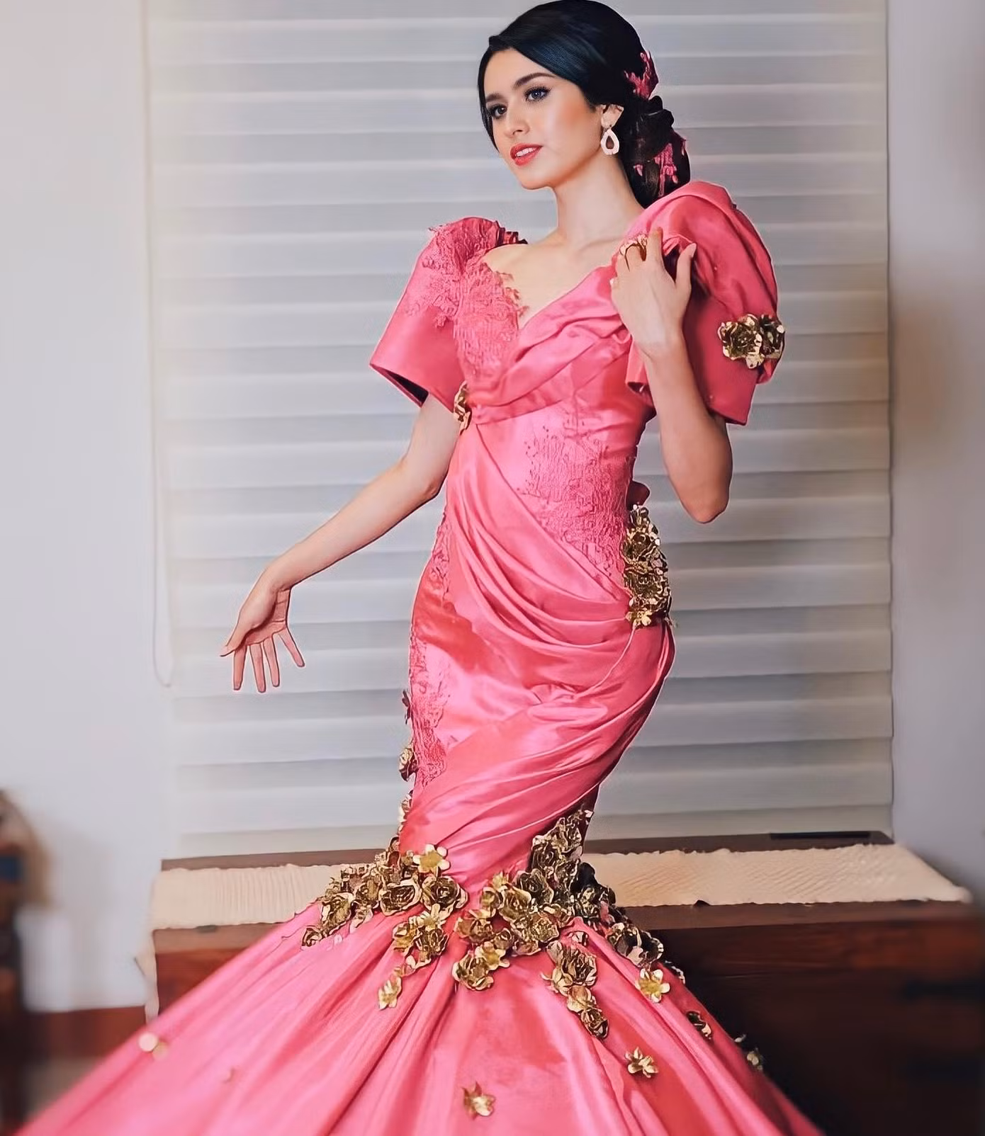 Là người đẹp lai nên Jenny sở hữu gương mặt rất xinh đẹp, ưa nhìn cùng kỹ năng tiếng Anh ấn tượng.