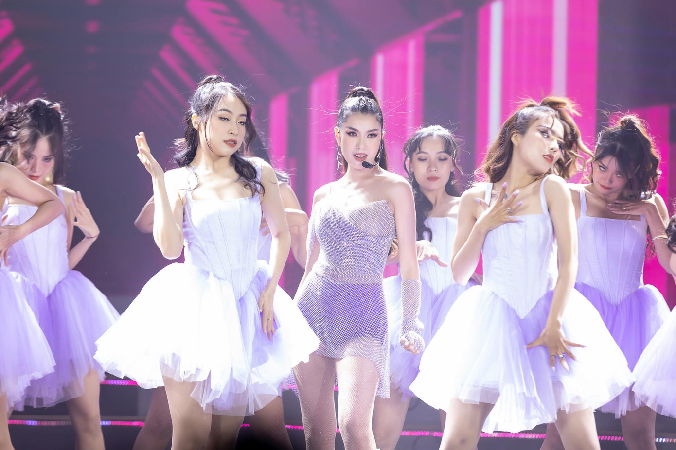 Không chỉ đóng vai trò mentor, nàng Á hậu 1 con còn trình diễn trong chương trình ca khúc đầu tay của cô với vai trò là ca sĩ chuyên nghiệp.