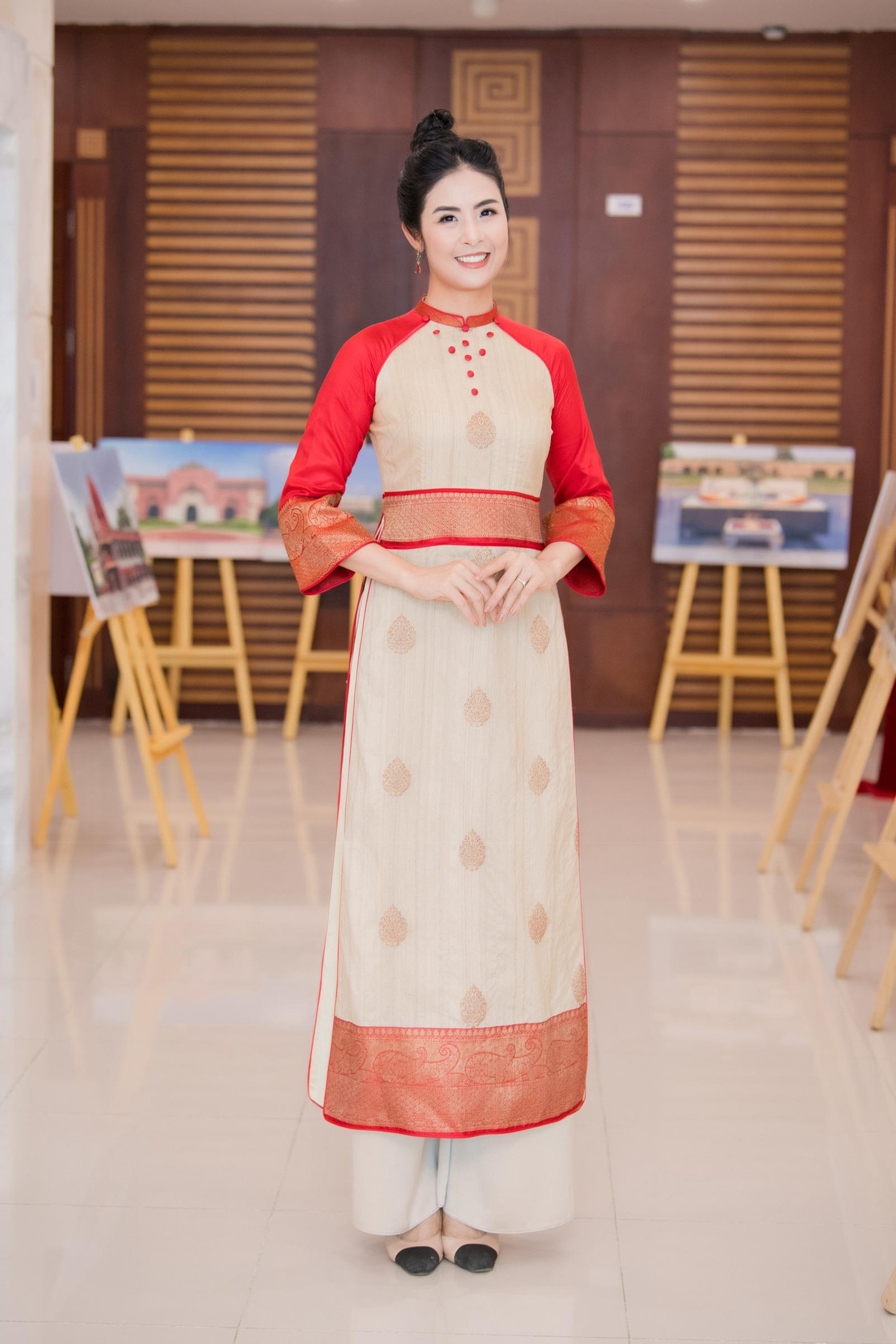 Tấm vải là món quà mà bà Manu Verma - phu nhân ngài Đại sứ Ấn Độ tại Việt Nam - dành tặng cho cô trong một lần cô ghé thăm nhà vợ chồng đại sứ.