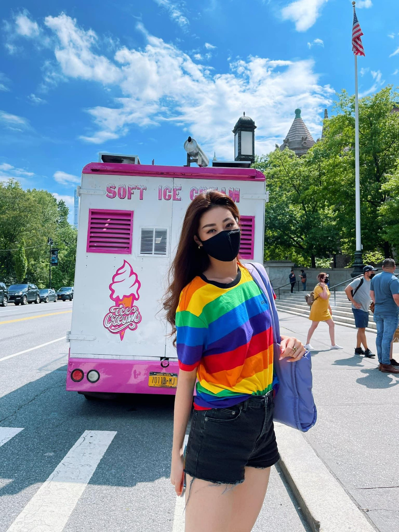 Hoa hậu Khánh Vân mặc áo phông màu lục sắc ủng hộ cộng đồng LGBT.