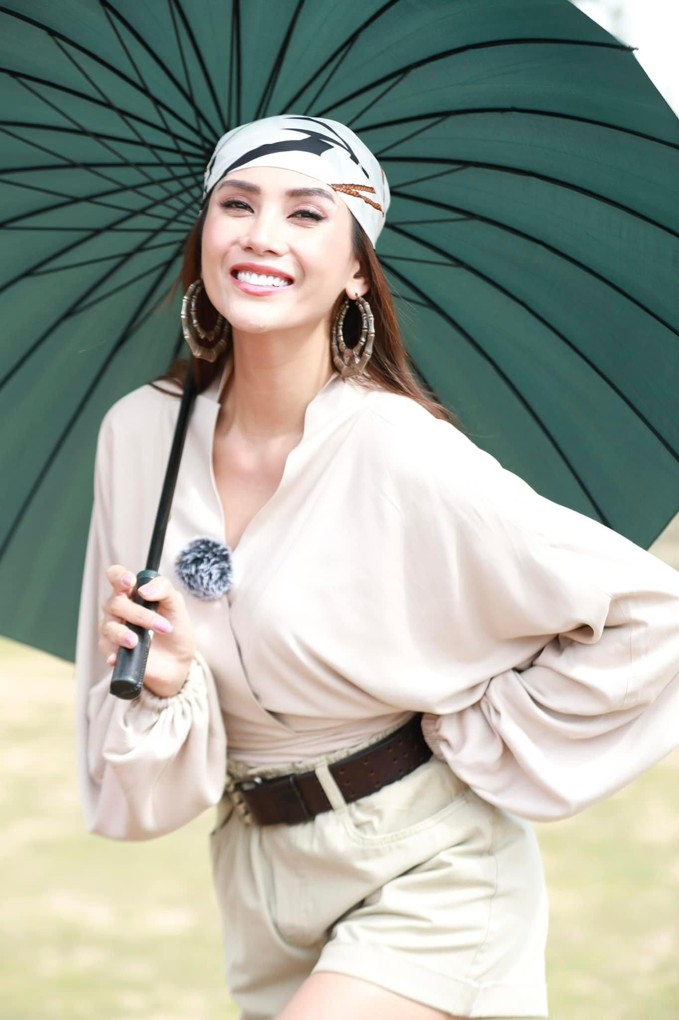 Á hậu Võ Hoàng Yến rạng rỡ, xinh đẹp với phong cách du mục.