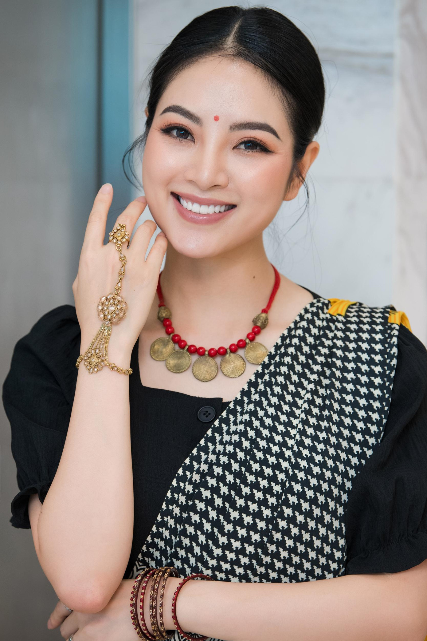 Hoa hậu dân tộc Ngọc Anh xinh đẹp, bí ẩn như một thiếu nữ Ấn Độ chính hiệu trong trang phục sari.