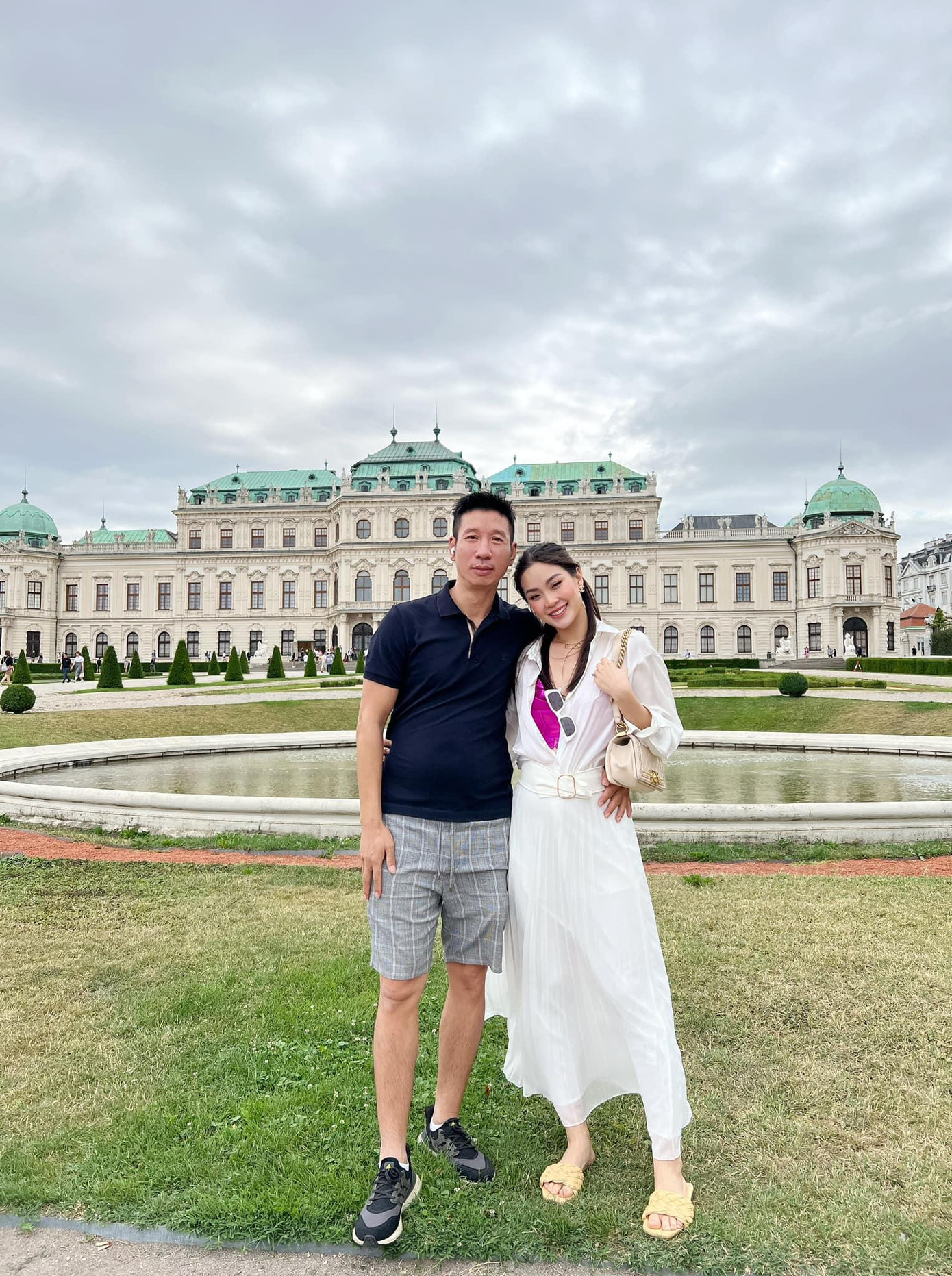 Á hậu Diễm Trang tình tứ cùng ông xã bên trời Tây.