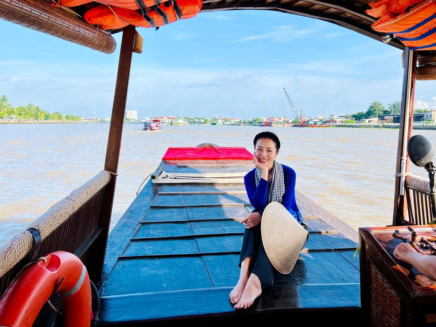 Hoa hậu Jennifer Phạm thích thú khi khám phá chợ nổi miền Tây.