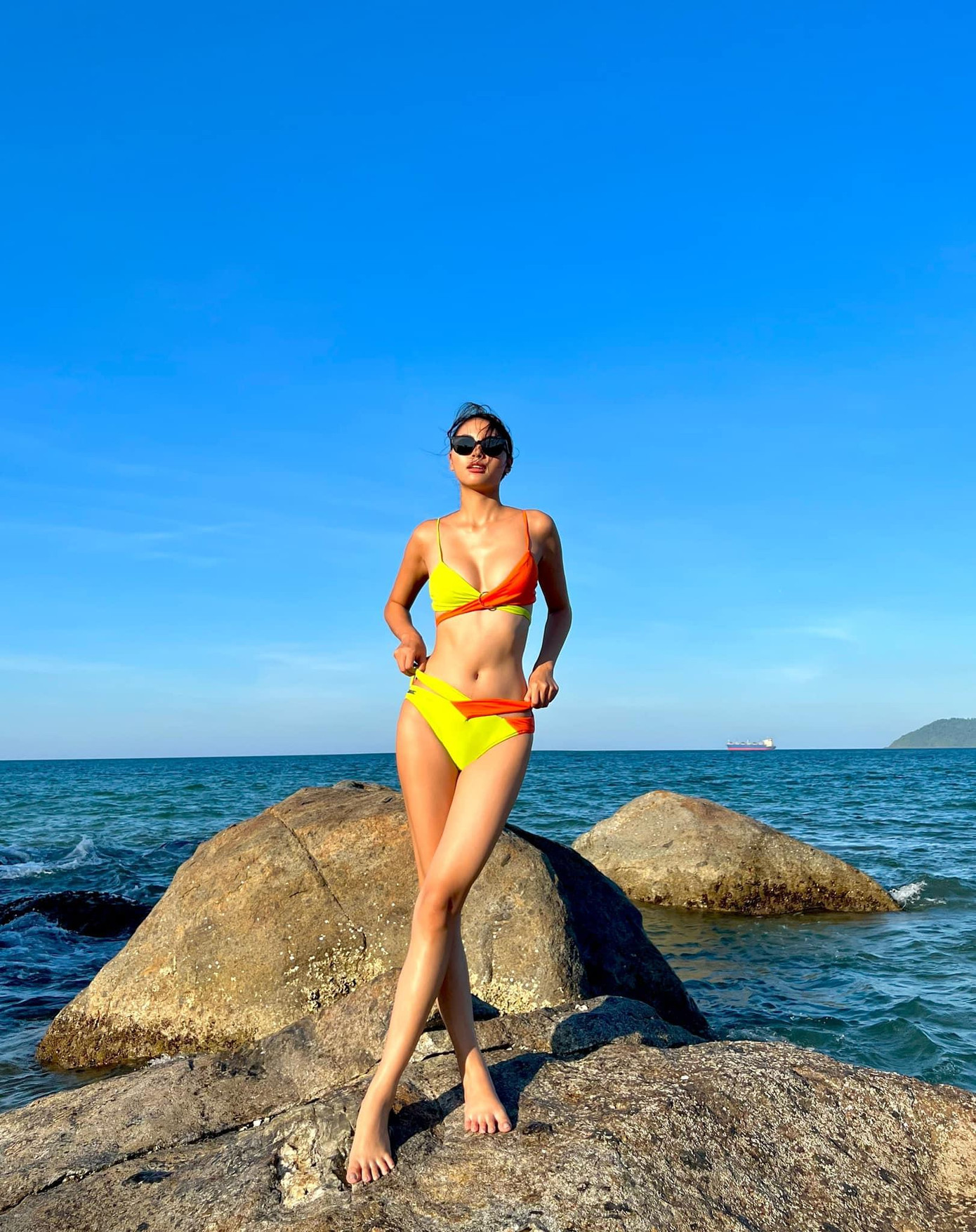 Người đẹp biển Đào Thị Hà diện bikini, khoe thân hình săn chắc và nóng bỏng trên biển.