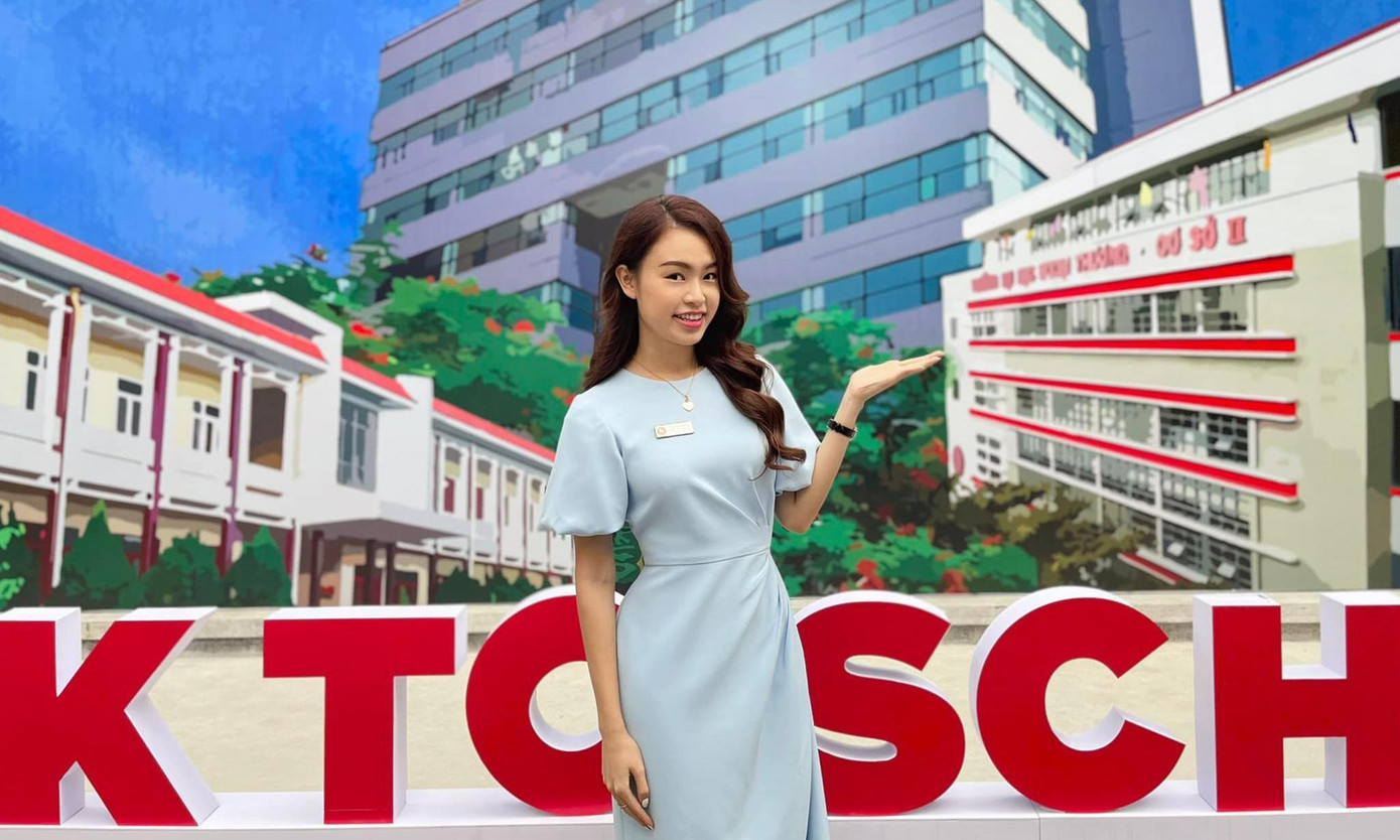 Người đẹp truyền thông Phùng Bảo Ngọc Vân của Hoa hậu Việt Nam 2016 thanh lịch, duyên dáng khi lên giảng đường với vai trò giảng viên tại Đại học Ngoại thương Hà Nội.