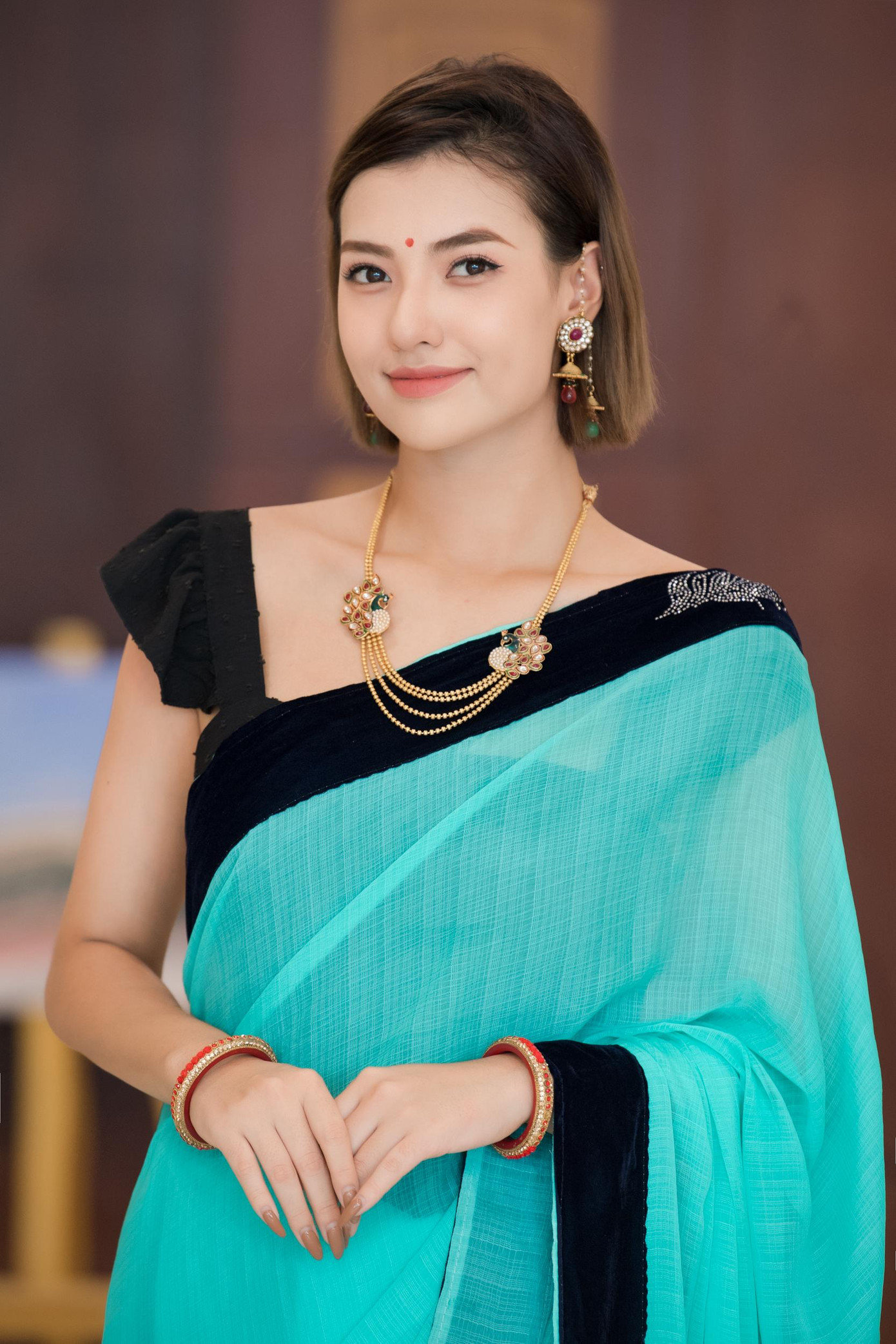 Hồng Quế rất hào hứng khi lần đầu tiên được mặc sari.