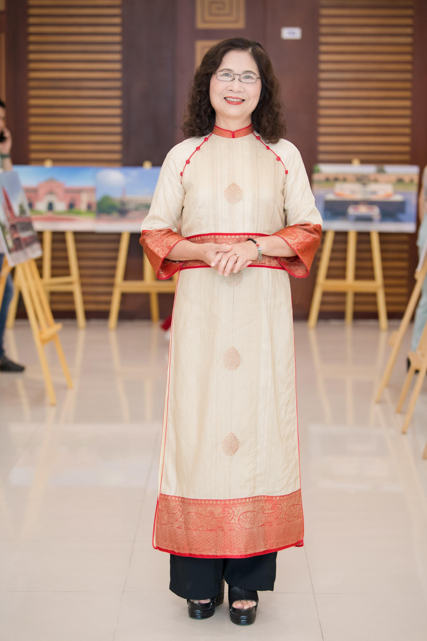 Mẹ của Ngọc Hân diện áo dài tới ủng hộ con gái trong sự kiện ngoại giao.