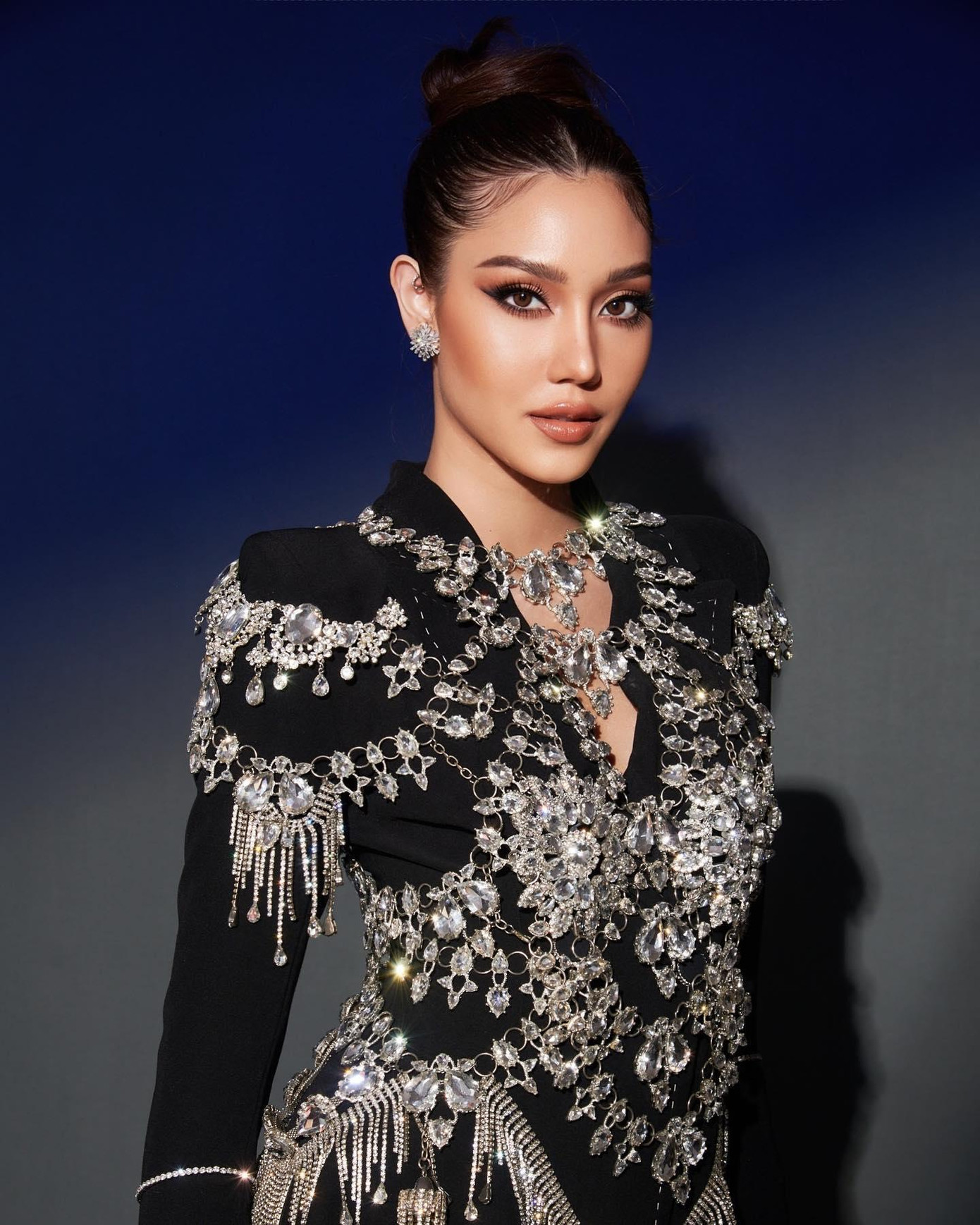 Trước Nicolene Pichapa Limsnukan, cũng từng có nhiều người đẹp mặc dù đã đạt danh hiệu cao tại cuộc thi Miss World nhưng vẫn tạm gác lại danh hiệu để thực hiện ước mơ được đặt chân đến đấu trường Miss Universe. Nhưng qua trường hợp của Nicolene có thể thấy giấc mơ này không hề đơn giản.