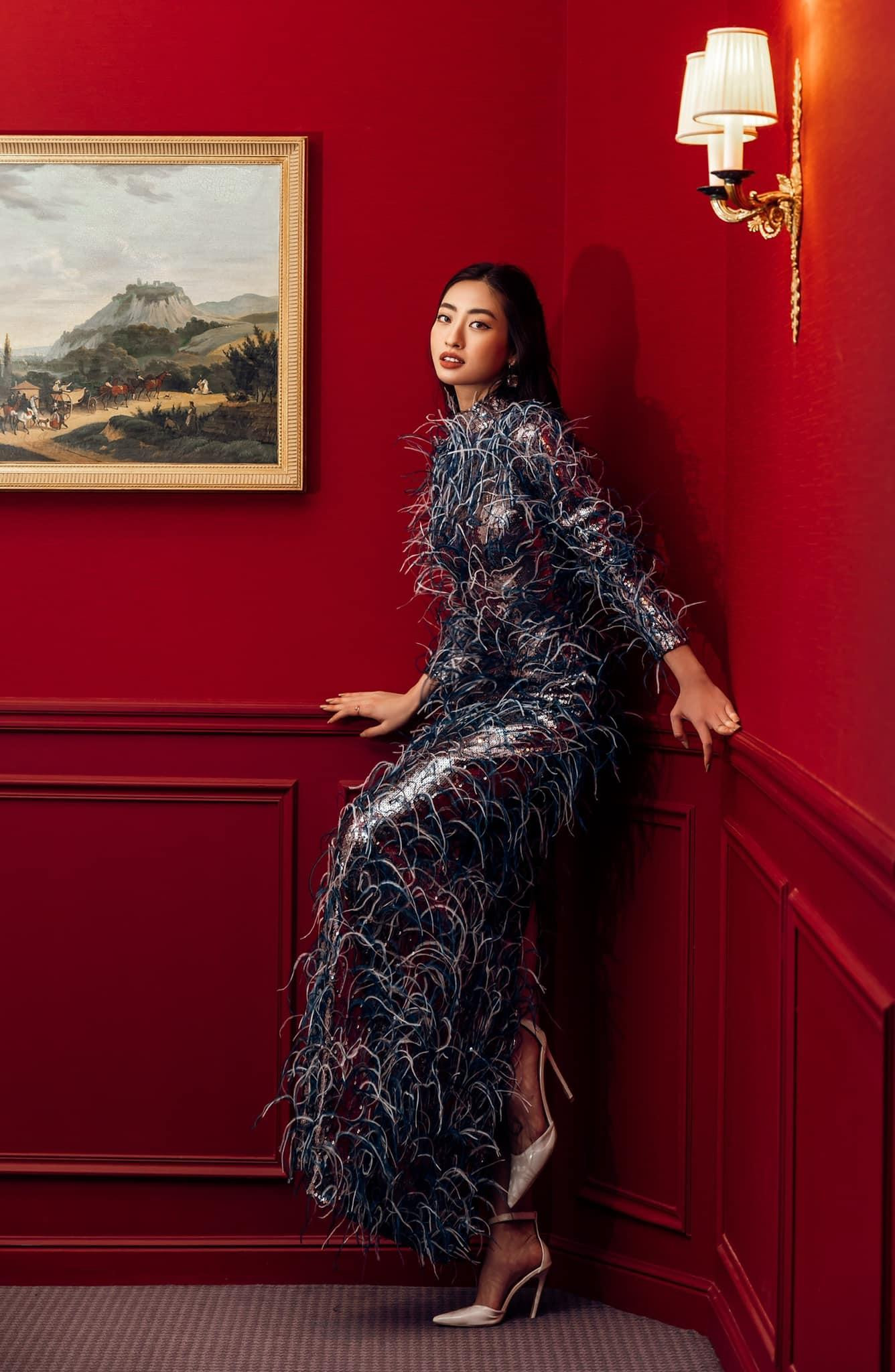 Hoa hậu Lương Thuỳ Linh khoe dáng yêu kiều với váy lông vũ.