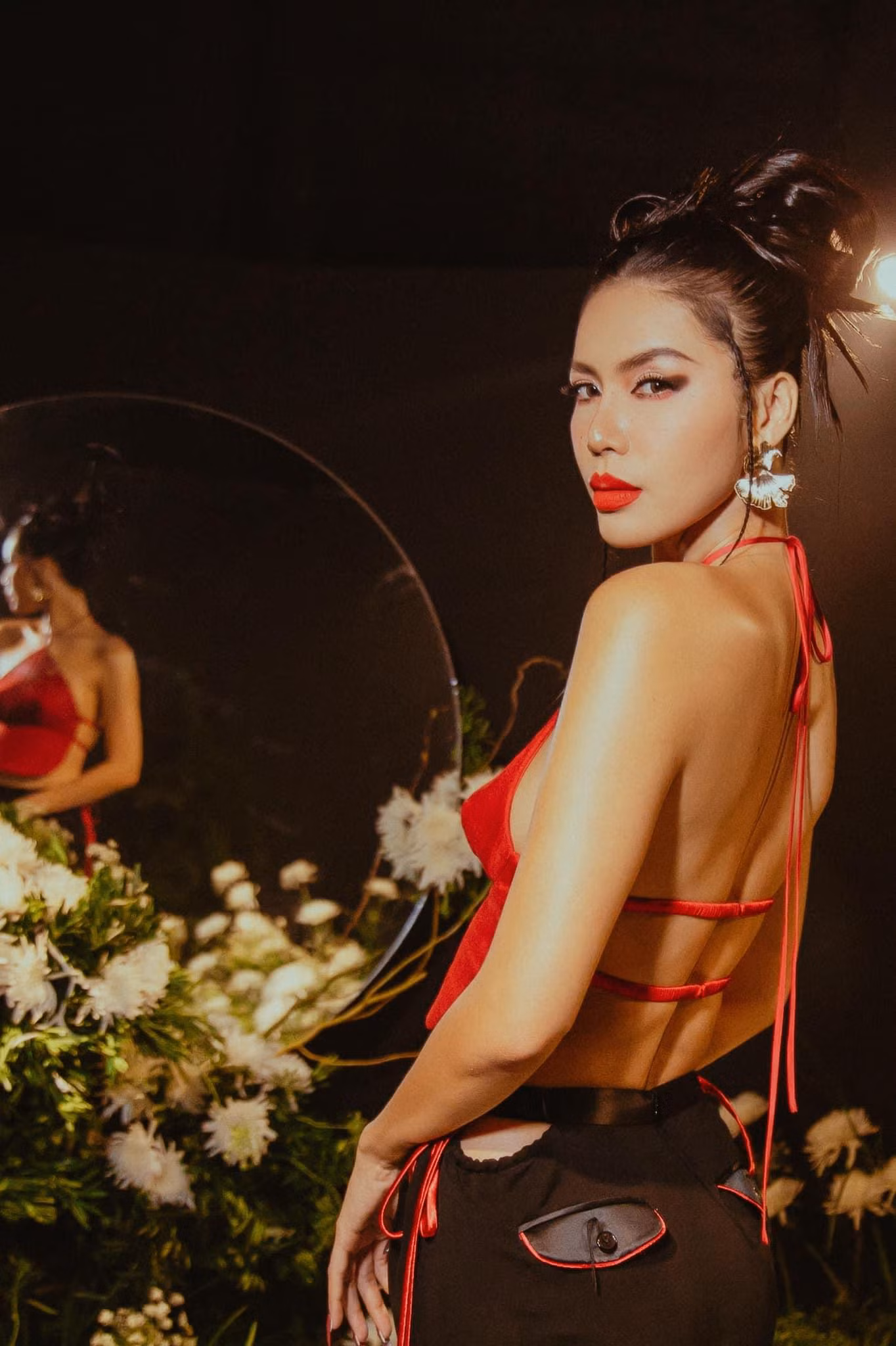 Cô chọn phong cách trang điểm đậm với môi son đỏ bí ẩn và cách làm tóc ấn tượng để tôn lên nhan sắc bí ẩn, kiêu kỳ.