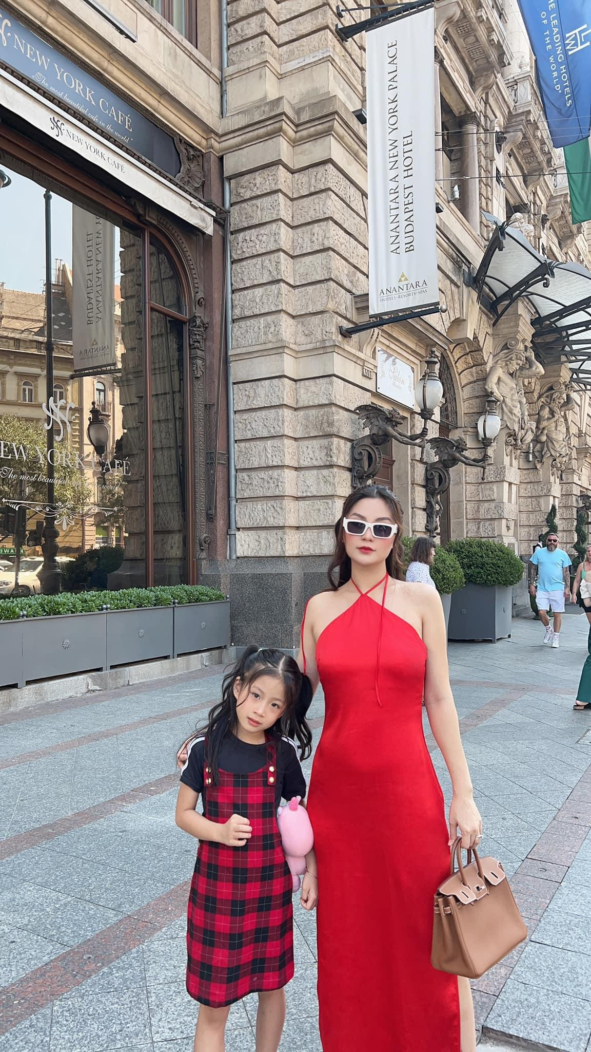 Á hậu Diễm Trang và con gái du lịch ở Hungary. Á hậu Diễm Trang và con gái du lịch ở Hungary.