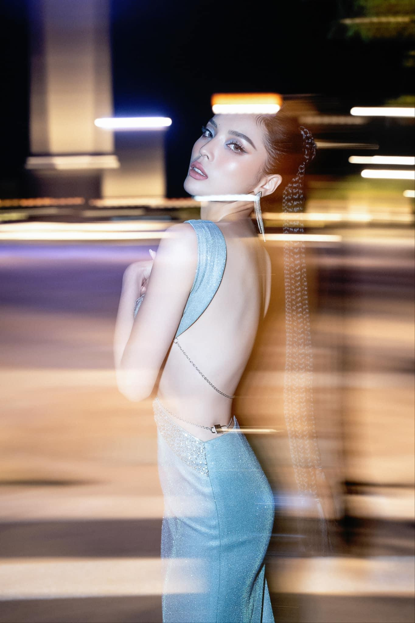 Thiết kế giúp Hoa hậu Việt Nam 2014 khoe tấm lưng ong nuột nà và sexy.