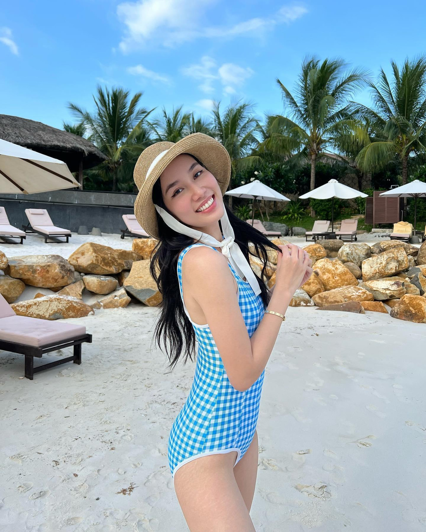 Á hậu Phương Anh diện áo tắm một mảnh màu xanh hoạ tiết kẻ ca-rô, khoe vóc dáng quyến rũ trên biển.