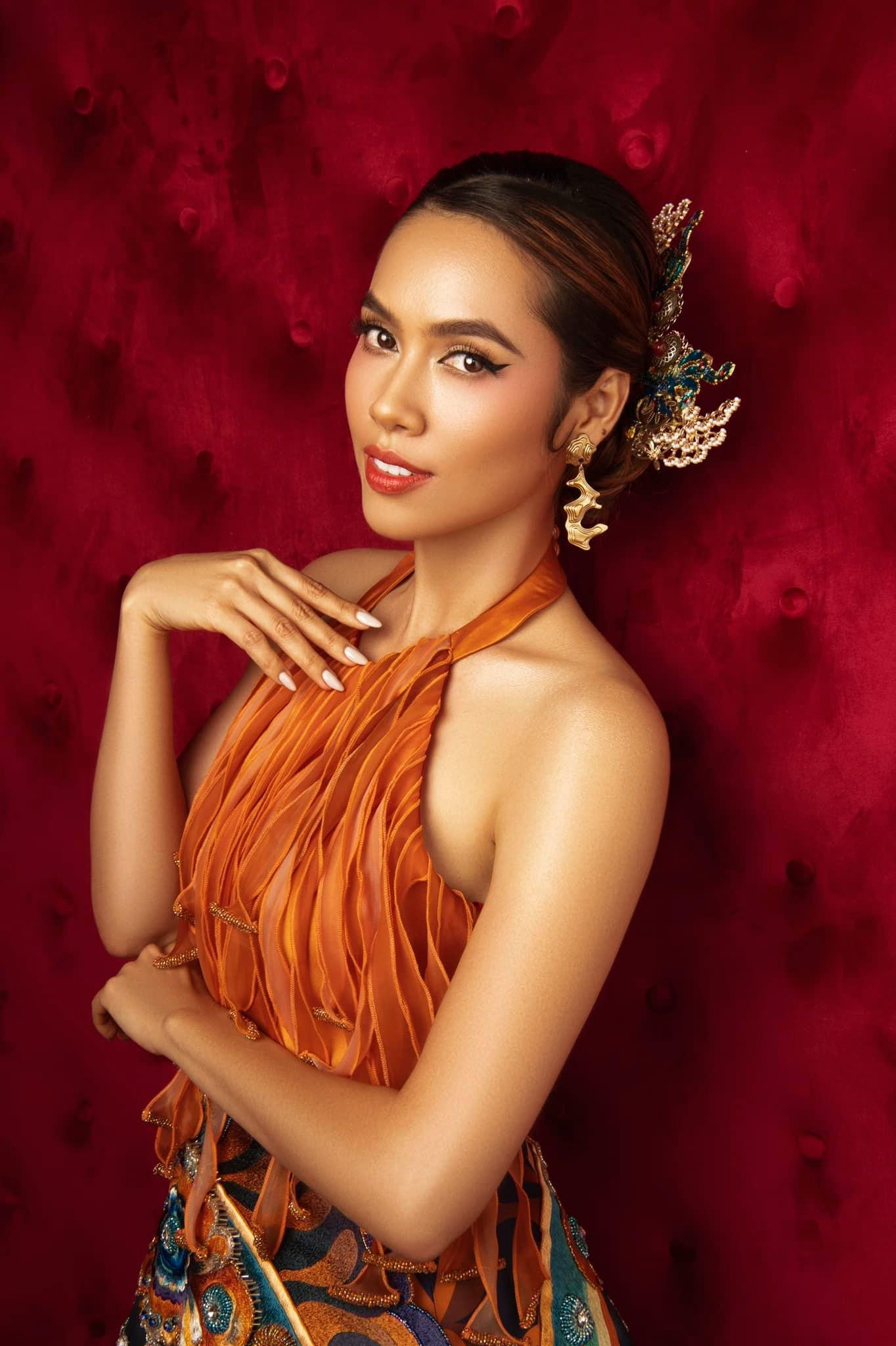 Á hậu Hoàng My xinh đẹp và đầy quyền lực khi diện áo yếm cách điệu trên ghế giám khảo.