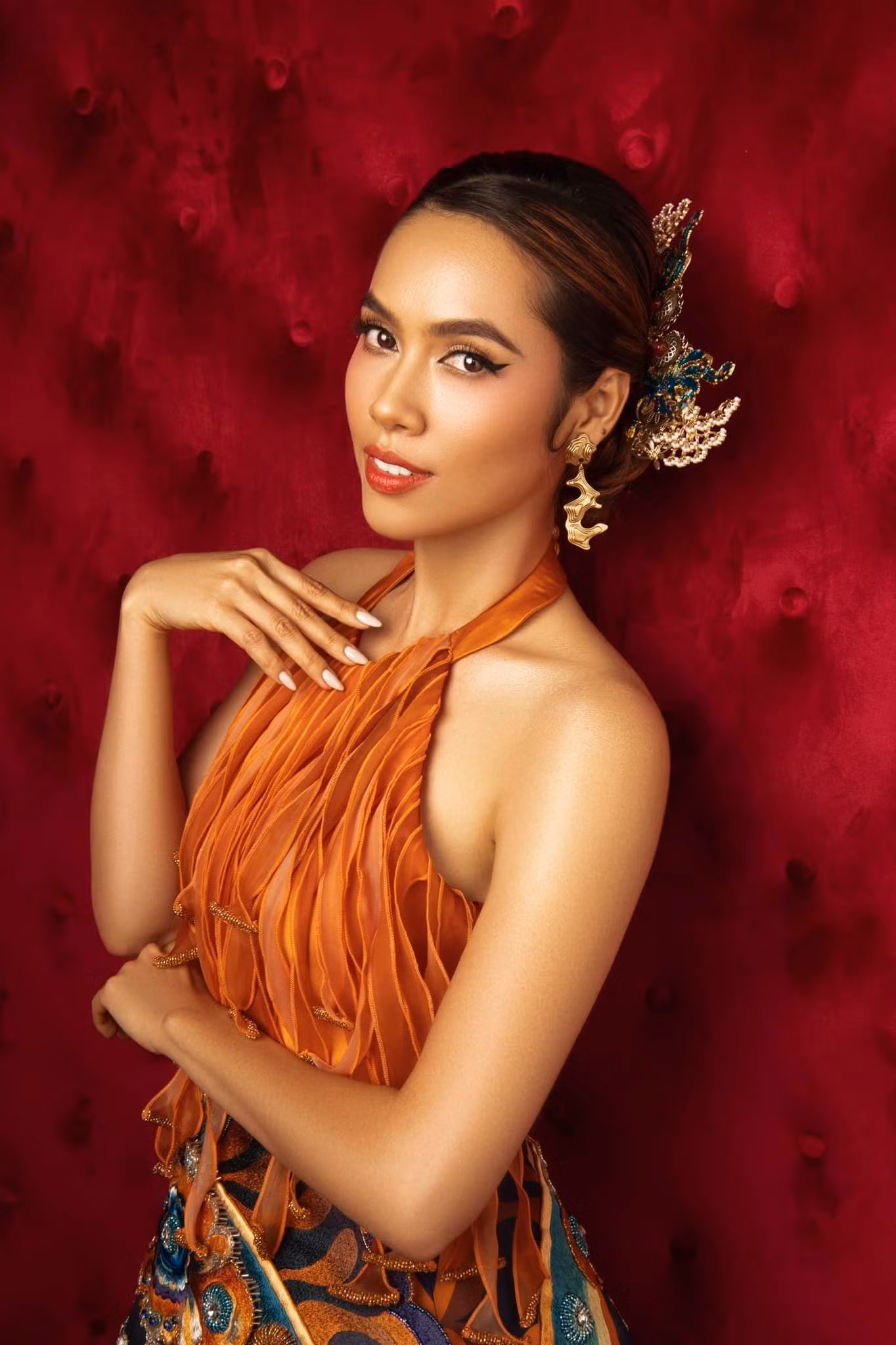 Á hậu Hoàng My xinh đẹp và đầy quyền lực khi diện áo yếm cách điệu trên ghế giám khảo.