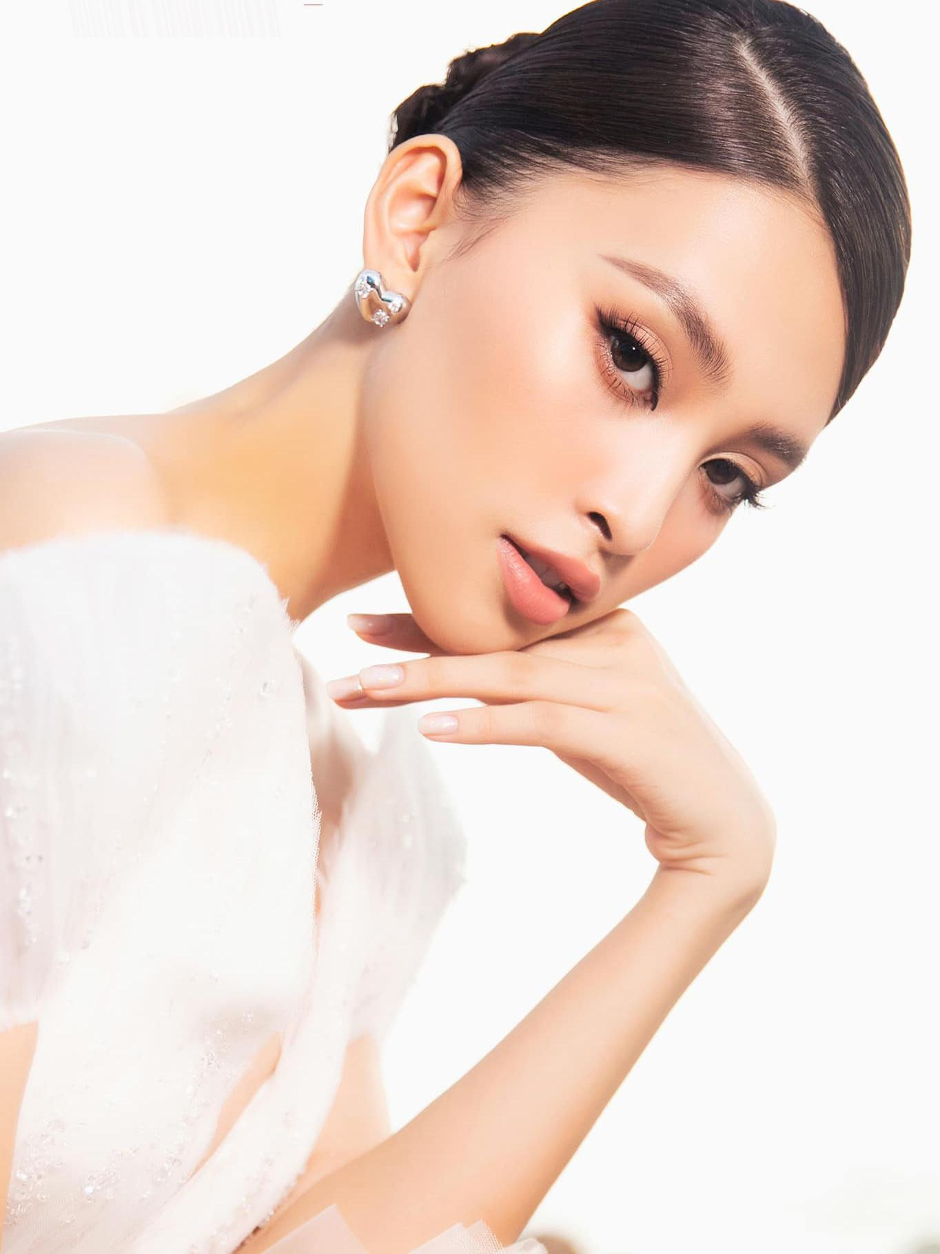 Hoa hậu Tiểu Vy khoe nhan sắc yêu kiều, lộng lẫy với gam màu trắng tinh khôi.