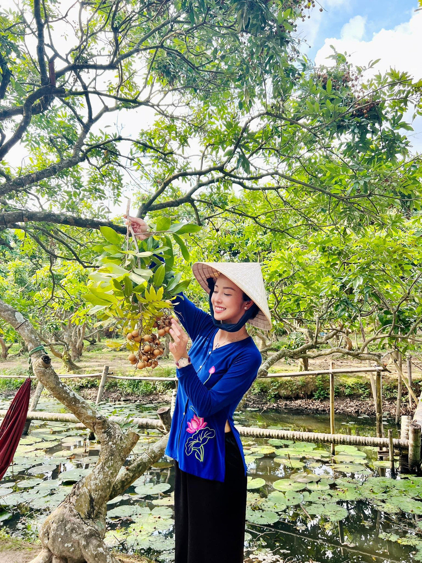 Người đẹp duyên dáng khi mặc áo bà ba.