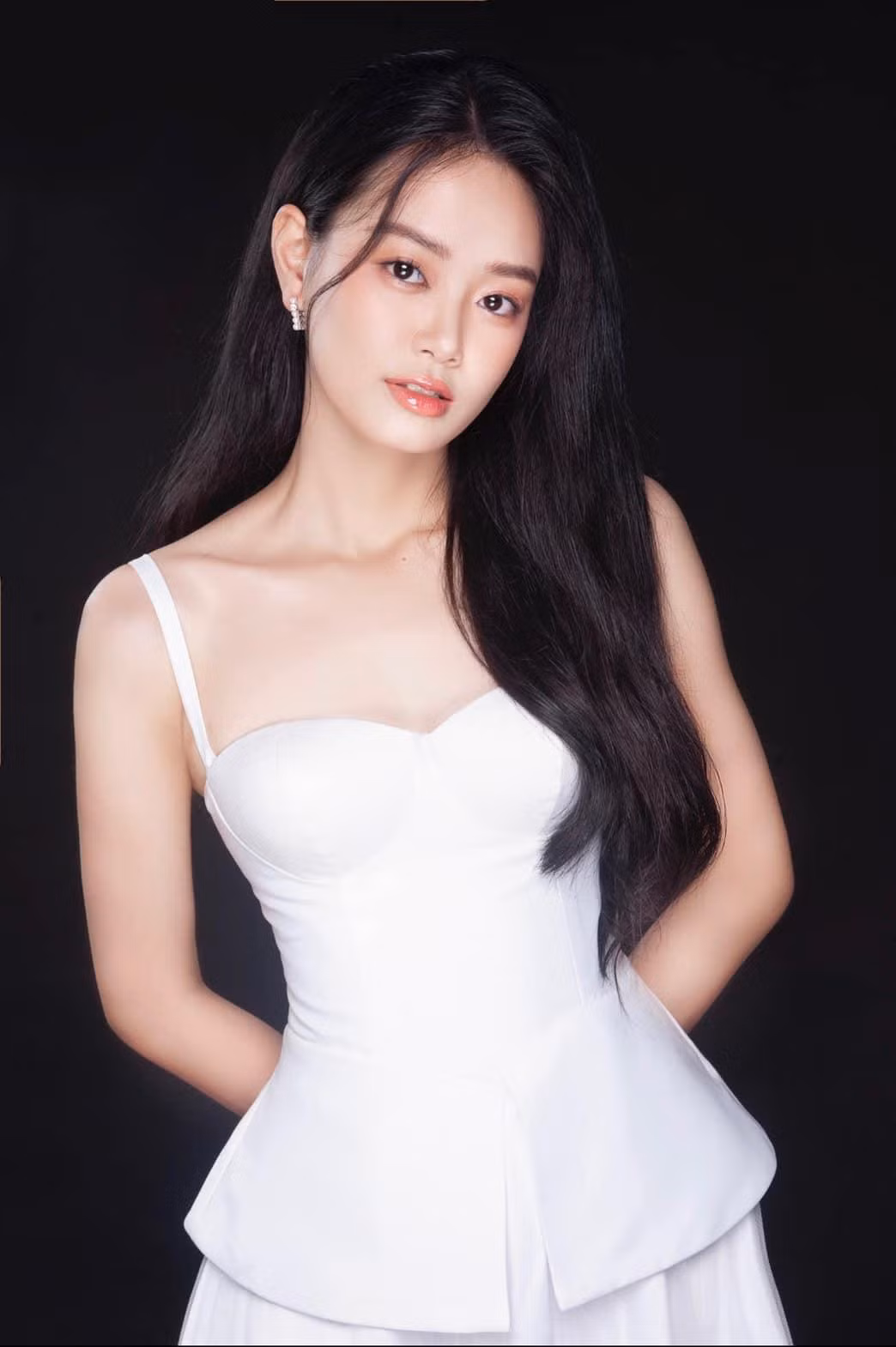 Bùi Khánh Linh (SBD 267) là một trong những thí sinh lọt top 5 đề cử Người đẹp biển. Cô sinh năm 2002, hiện đang là sinh viên lớp K65 Quản trị kinh doanh, Khoa Kế toán và Quản trị kinh doanh, Học viện Nông nghiệp Việt Nam. Người đẹp đến từ Bắc Giang có chiều cao 'khủng' 1m76 và những đường cong quyến rũ.
