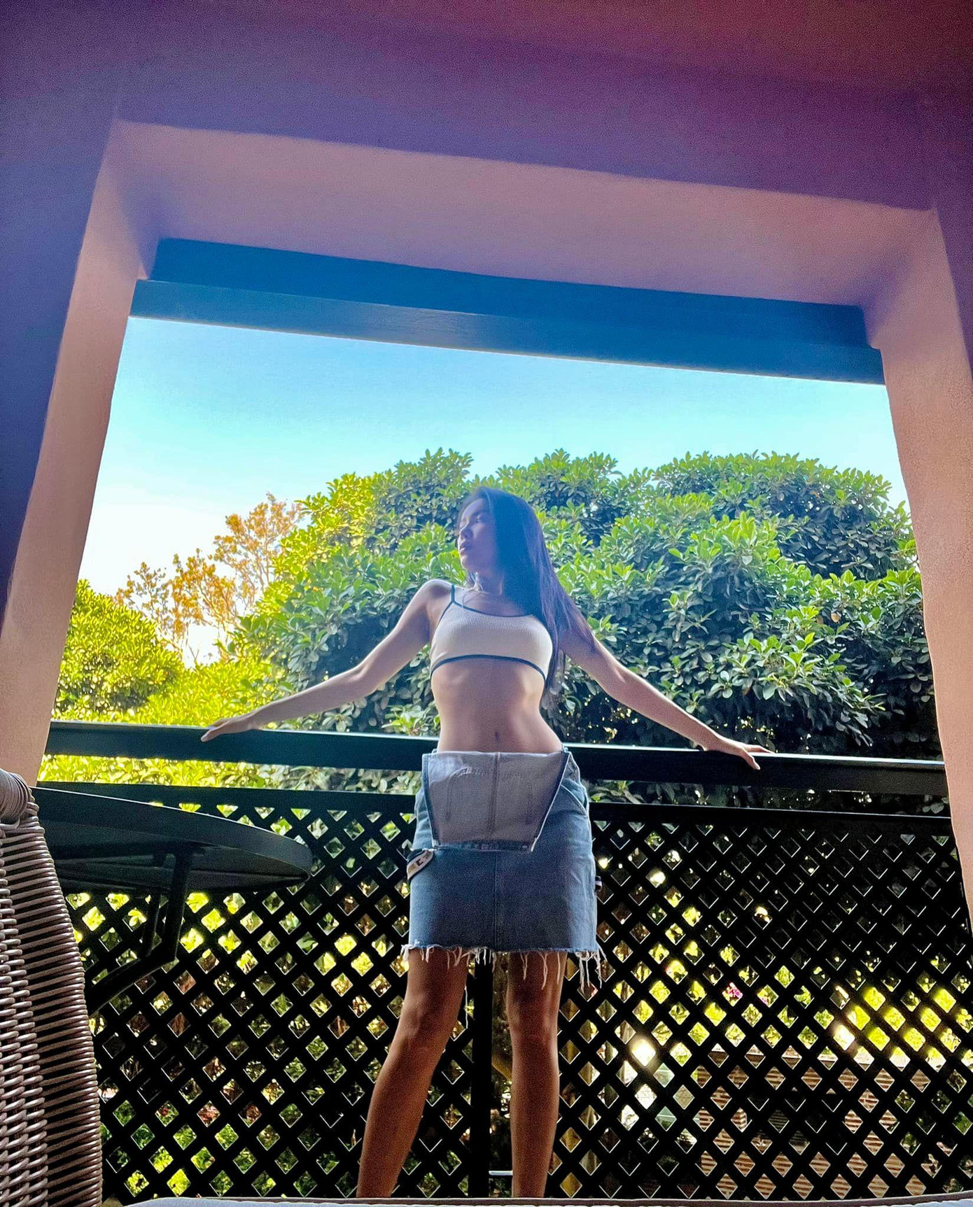 Siêu mẫu Minh Tú diện trang phục có thiết kế lạ mắt, khoe trọn vòng eo nóng bỏng ở Tây Ban Nha.