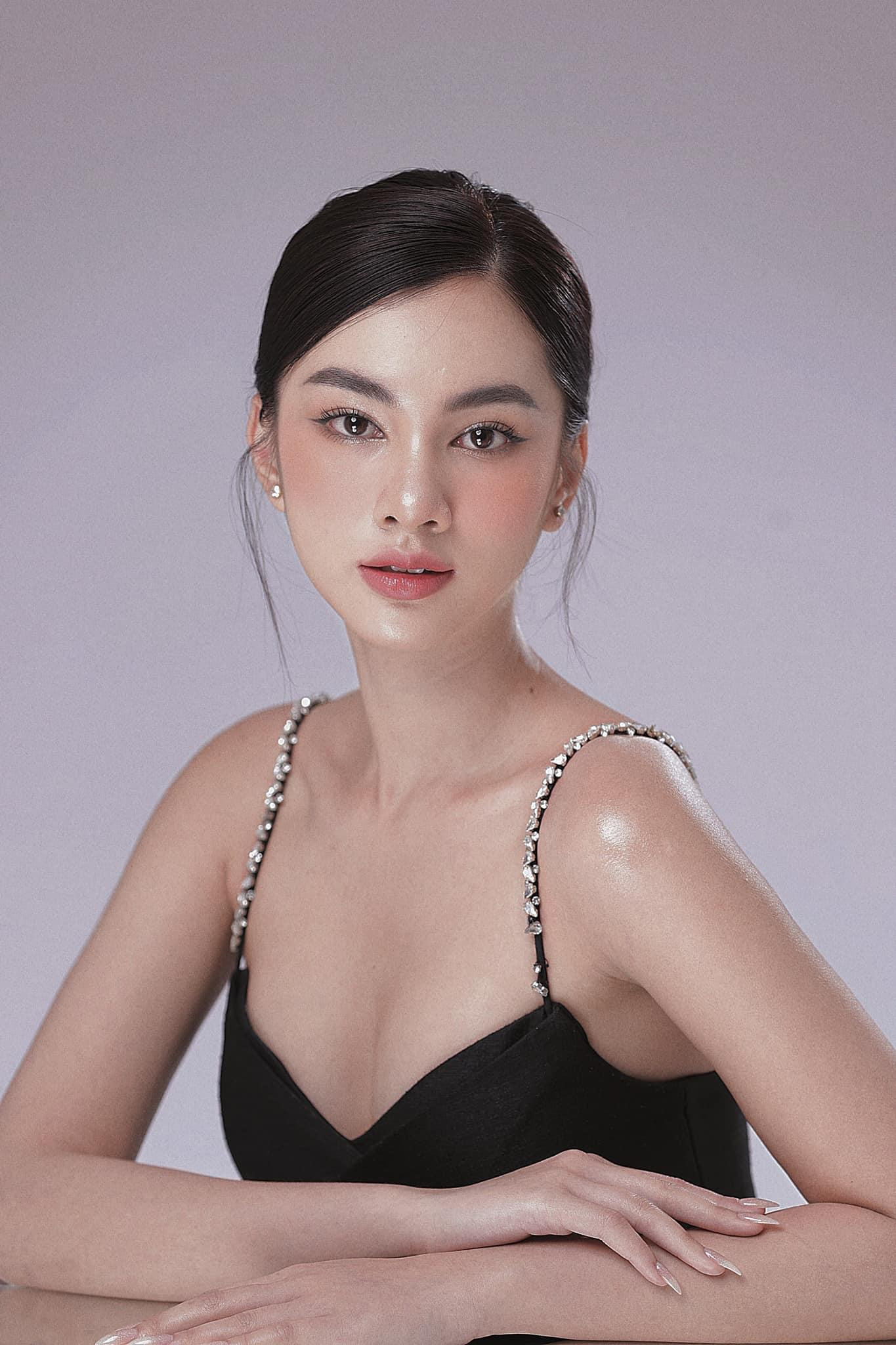 Người đẹp Cẩm Đan khoe nhan sắc ngọt ngào, quyến rũ với phong cách trang điểm tông nude nhẹ nhàng.