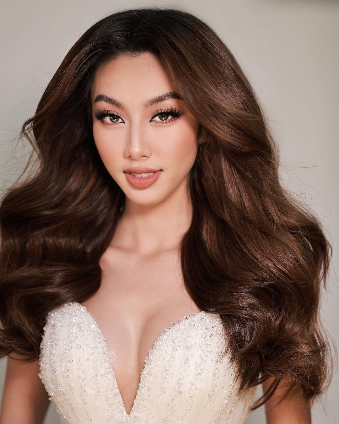 Xuất hiện trong hậu trường chương trình thời trang tại Quy Nhơn, Thuỳ Tiên khiến fans 'xiêu lòng' bởi nhan sắc quá đỗi ngọt ngào và quyến rũ. Xuất hiện trong hậu trường chương trình thời trang tại Quy Nhơn, Thuỳ Tiên khiến fans 'xiêu lòng' bởi nhan sắc quá đỗi ngọt ngào và quyến rũ.