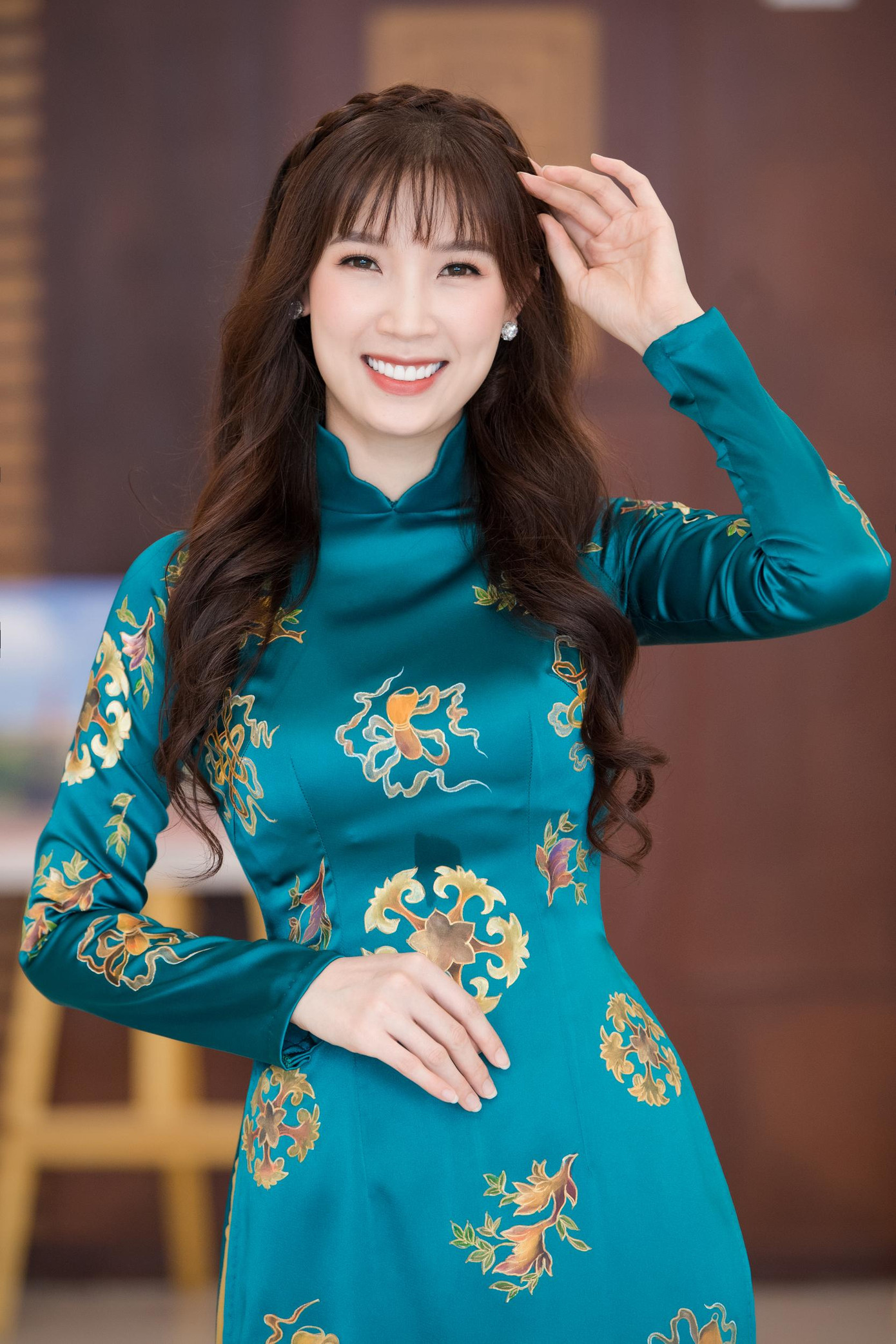 Hoa hậu Áo dài Phí Thùy Linh duyên dáng với áo dài Việt.